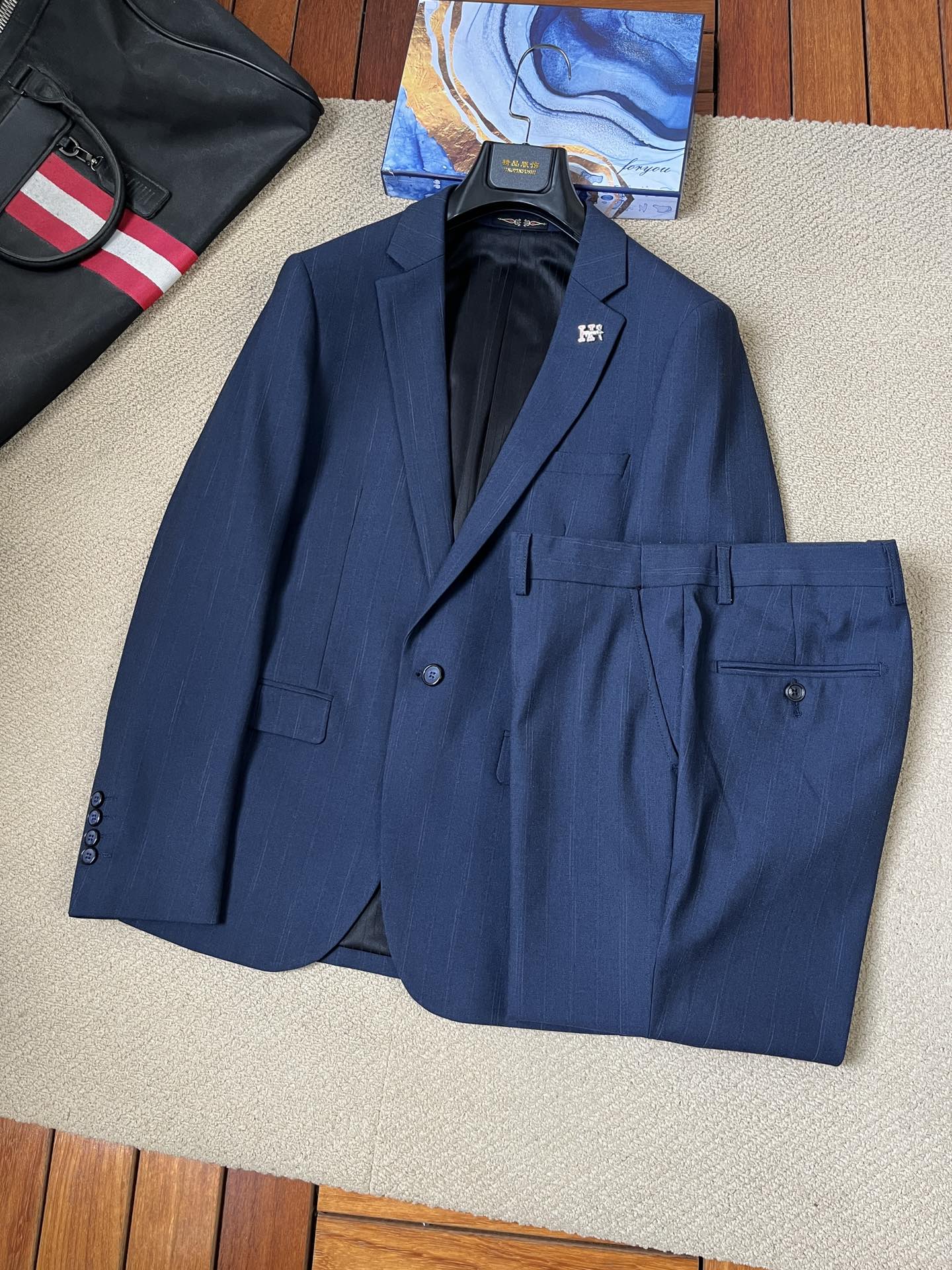 NO:135346,New# Love Horse ‘’24//Business Casual Suit Set!  [Clothes and Trousers] A decent suit definitely occupies a very important position in the hearts of many people. Whether it is an elite workplace or other formal occasions, wearing a suit is a good choice when you are hesitant. In the trend of increasingly pursuing customization and personal fashion, the tailoring of suits is not only necessary to be well-cut and neat, but more importantly, it is to ensure that the suit has a unique design sense, which makes the wearer become the focus in an instant. At the same time, the suit is different from other clothing and has no clear seasonal division, which shows that suits can be worn at any time.  The traditional basic silhouette suit set, with appropriate modifications, creates a natural and slim waist shape, and easily creates a free and casual and streamlined version. However, in the case of very different styles, if you want to stand out from the siege and become a suit that is both fashionable and dressy, it is not enough to have a crisp style. The special texture and fabric texture can make the suit stand out. It is simple and elegant and at the extreme in details. The steady and classic flat collar is ironed and processed many times to make the collar surface firm and not easily deformed. The iconic metal logo! Even the simple embroidery is portrayed very well, which is enough to show the brand's profound skills in handling details!  The fine wool fibers on the upper surface of the fabric create a more comfortable hair feeling, and it does not pill or shed hair, making it easier to wear and care for daily wear and care. It naturally presents a variety of colored plaid textures to form a unique flower shape!  The same suit pants paired with are quite crisp, and the fine plaid makes you turn into big trousers in minutes!  Extremely excellent detailed portrayal and stylized fabrics, the fashionable effect behind the body shows the British gentleman!  !  !  Fine craftsmanship and square styles are standard elements for forming a high-quality suit. A good suit can not only become the most important partner in your workplace, but also allow you to travel elegantly and decently in various social occasions. Unlike other categories of clothing, suits can complement other clothing all year round, except for some particularly obvious functional fabrics. In the case of very different styles, if you want to make a fashionable and restrained suit that is outstanding, you can only make a fuss about the essence of the fabric.  The traditional basic slim silhouette jacket is made with appropriate modifications at the waist, creating a simple and casual style, and regularly launches some simple and elegant casual suits. This set is very quality, with a simple and elegant overall design, stable and classic, and has the exquisite and elegant dress style. After multiple integrations and pressing, the shape is naturally flat and three-dimensional. It uses the tribute needle technique to line up again, ensuring that it still has a crisp and gentlemanly collar under the stitching of multi-layer fabrics, and is famous all over the world for its classic and solemn design style. Many celebrities and even the US presidents will choose suits on important occasions, which can be seen in the industry!  The unique fabrics are integrated with the classic slim fit style to create a classic, fashionable and modern urban style casual suit, allowing the wearer to become a elegant and elegant gentleman at any time. Decent suits absolutely occupy a very important position in the hearts of many people. Whether in the elite workplace or other formal occasions, wearing a suit when you are hesitant is a good choice. In the trend of increasingly pursuing customization and personal fashion, the tailoring of suits is not only necessary to be well-cut and neat, but more importantly, it is to have a unique design sense under the guarantee of the suit's appropriate style, which makes the wearer become the focus in an instant. At the same time, the suit is different from other clothing and has no clear seasonal division, which shows that suits can be worn at any time.  The traditional basic silhouette suit set, with a moderate amount of decoration, creates a natural and slim waist shape, and easily creates a free and casual and streamlined version. However, in the case of very different styles, if you want to stand out and become a suit that is both fashionable and dressy, it is not enough to have a crisp style. The special texture and fabric texture can make the suit stand out. Even a small collar pin is well portrayed, which is enough to show the brand's profound skills in handling details!  Fabric composition: 80 polyester fiber 18 viscose fiber 2 spandex. Lining composition: polyester fiber!  It does not pill or shed hair, which is convenient for daily wear and care. The same suit pants paired with it are quite sleek, with excellent details and very stylized fabrics, making the effect behind the body look fashionable and elegant!  !  !  Size (S-XXL) cannot be sold separately. Size recommendation (standard version) Height 175-145 catties, try on L size fit, hermes, jackets & coats, business suit, alexander wang19860909New#  爱马‘’24//商务休闲西服套装！【衣服西裤】得体的西装在许多人的心中绝对占有很重要的地位,不论是精英职场还是其他的正式场合,在你犹豫不定之时穿一件西装是不错的选择.而在越来越追求定制以及个人时尚化的趋势下,对于西装的剪裁已然不仅仅是需要裁剪精良版型工整,更多的是在保证西装得体的版型之下拥有与众不同的设计感,令穿着者在一瞬间就成为焦点,同时西装又不同于其他服饰,并没有明确的季节划分,这便表明了西装可以在任何时候穿着. 传统基础的廓形西装套装,适量做省修饰的腰部,塑造出自然修身的腰形,轻松打造出自由随性的精简版型.但在版型大相径庭的局面下,要想突出重围变成兼具时尚性与穿着性的西装,光有挺括的版型还不够,特别的纹理与面料质感能让西装脱颖而出.简洁大气又在细节上做到了极致,稳重经典的平驳领多次熨烫加工定型,才令领面一贯挺括不易变形,标志性的金属logo! 即便是简洁刺绣都刻画的非常到位,足以看出品牌对细节处理的深厚技艺！面料上表面具有的细微毛纤维塑造出更为舒适的毛感,而且不起球不掉毛,便于日常穿着跟打理.自然呈现出色彩多样的格纹纹理,形成别具一格的花型！与之搭配的同套西装裤版型挺括,加上精细的格纹让你分分钟变成大长裤！极为优秀的细节刻画加上极具风格化的面料,上身后效果时尚尽显英伦绅士！！！ 精细的工艺方正的版型都是构成一件上等西服的标准要素,精良的西装不仅仅能成为你职场中最为重要的伙伴,亦能让你儒雅得体的游走于多种社交场合.西装不同于其他类目的服饰,除一些特别明显的功能性面料外,一年四季皆可同其他服饰相辅相成,而在版型大相径庭的局面下,要想做成一件出圈的时尚内敛的西装,那便只能在面料本质上做文章. 传统基础的修身廓形西装外套,在腰部位置适量做省修饰,便打造出随性实穿的精简版型,定期推出一些精简富有气质的休闲西装.这套极富品质感,整体设计简洁大气,稳重、经典,又有礼服式的精致、优雅,在多次整合压烫之下形状自然平整立体,并且采用贡针手法二次走线定型,保证了在多层面料缝合之下仍旧拥有挺括绅士的领,以经典、庄重的设计风格闻名世界.不少名人甚至是美国总统都会在重要场合才选择的西装,其在行业领域的尊贵身份可见一斑！别有风味的面料与经典修身版型相融入,塑造出经典时尚又颇具现代化都市特色的休闲套西,让穿着者在任何时候都能成为风度翩翩的儒雅绅士.得体的西装在许多人的心中绝对占有很重要的地位,不论是精英职场还是其他的正式场合,在你犹豫不定之时穿一件西装是不错的选择.而在越来越追求定制以及个人时尚化的趋势下,对于西装的剪裁已然不仅仅是需要裁剪精良版型工整,更多的是在保证西装得体的版型之下拥有与众不同的设计感,令穿着者在一瞬间就成为焦点,同时西装又不同于其他服饰,并没有明确的季节划分,这便表明了西装可以在任何时候穿着. 传统基础的廓形西装套装,适量做省修饰的腰部,塑造出自然修身的腰形,轻松打造出自由随性的精简版型.但在版型大相径庭的局面下,要想突出重围变成兼具时尚性与穿着性的西装,光有挺括的版型还不够,特别的纹理与面料质感能让西装脱颖而出.即便是一枚小小的领针都刻画的非常到位,足以看出品牌对细节处理的深厚技艺！ 面料成份:80聚酯纤维18粘纤2氨纶.里料成份:聚酯纤维 ！不起球不掉毛,便于日常穿着跟打理.与之搭配的同套西装裤版型挺括,极为优秀的细节刻画加上极具风格化的面料,上身后效果时尚尽显精英绅士！！！ 尺寸（S-XXL）不可以拆开销售 尺码推荐（标准版型） 身高175-145斤,试穿L码合身,,hermes,jackets & coats,business suit,alexander wang,Men's clothing