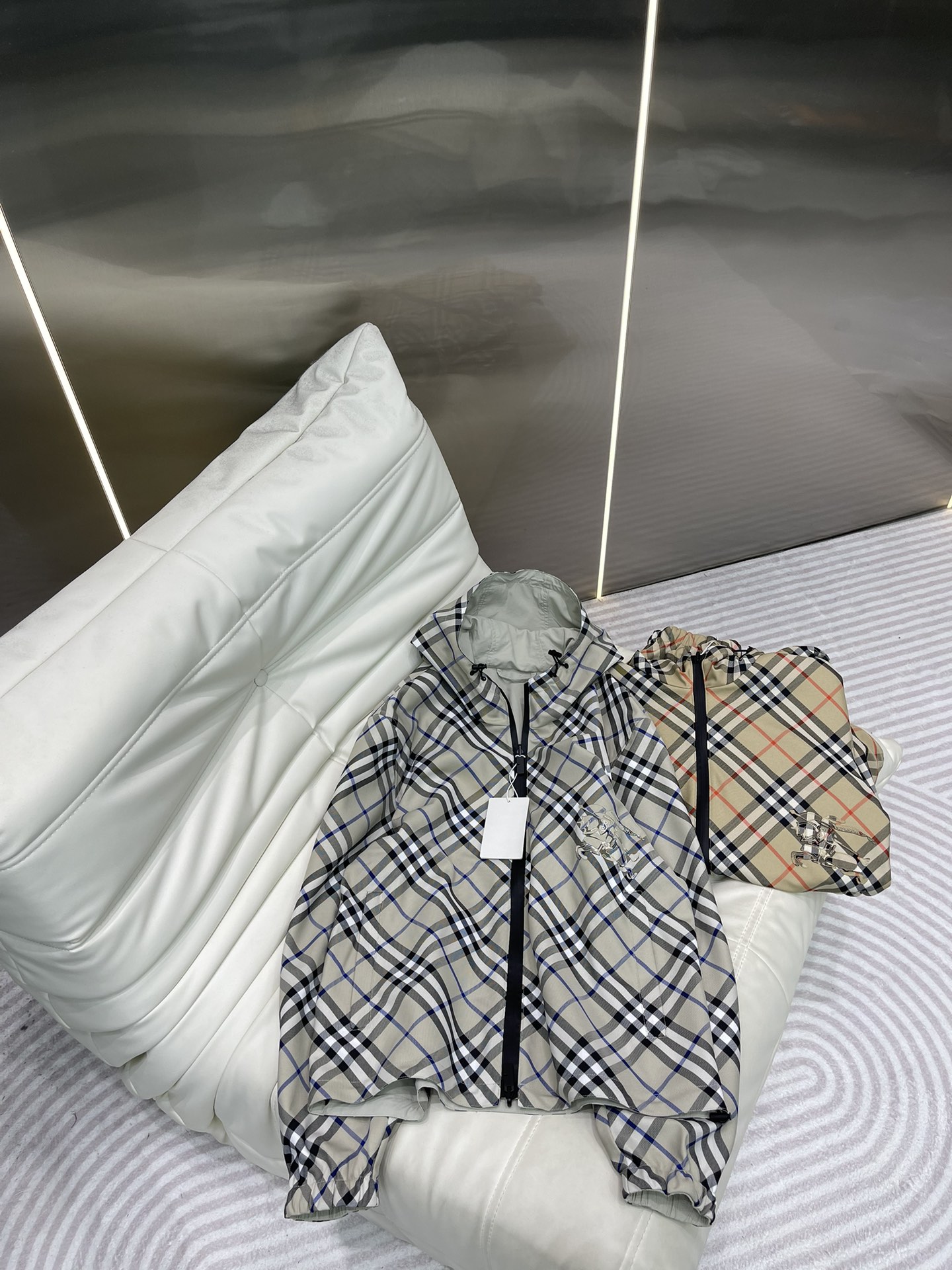 NO:314102,Burberr*BBR*25 new Vintage retro checked jacket jacket!  Double-sided wearable design, the same British college style classic hooded version for men and women. Customized and comprehensive plaid tailoring design, positioned embroidered war horse. Imported twill fabric is skin-friendly and soft and delicate!  Perfect workmanship quality depends on the details and two colors. Size S-XL, burberry, jackets & coats, jackets & coats, hats, alexander wang19860909Burberr*BBR*25新品Vintage 复古格纹夹克外套！双面可穿设计,男女同款英伦学院风经典连帽版型.定制全面对格剪裁设计,定位刺绣战马.进口斜纹面料质感亲肤柔软细腻！完美做工品质看细节两色.尺码S-XL,,burberry,jackets & coats,jackets & coats,hats,alexander wang,Women's clothing