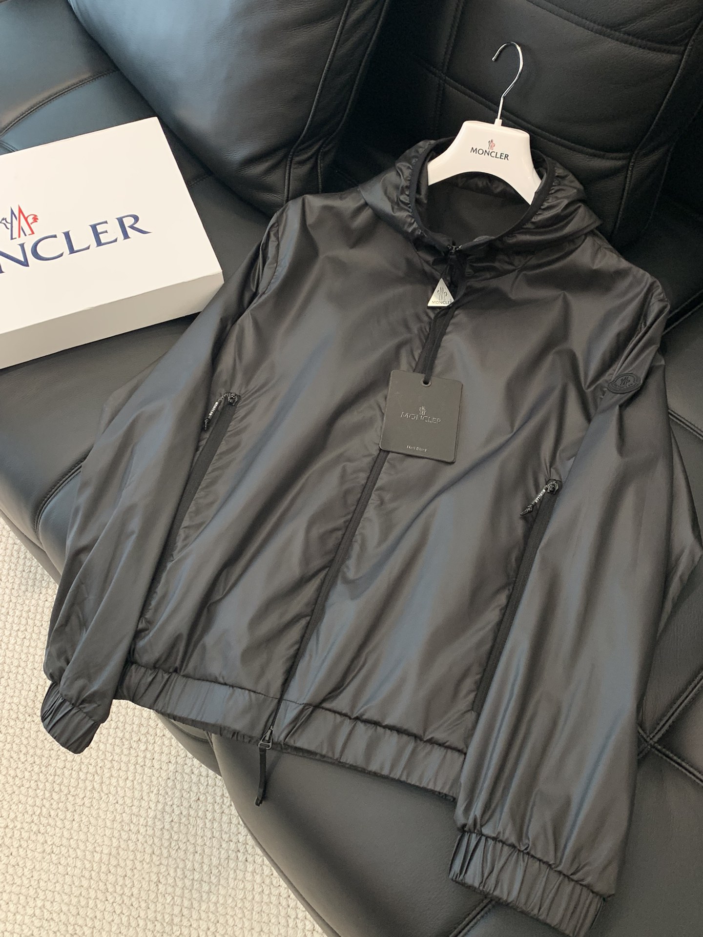 NO:160537,Shipping details Welcome Net Comparison Made of functional fabric Hood Zipper zipper pockets Flexible lower aid and cuffs Grosgrain detail hooded jacket is designed for protection, inspired by the fact that it is made of tight nylon functional fabric, with iconic signs on sleeves. Made of functional fabric Functional fabric lining Fabric nylon; hood lining nylon; except for decoration; Configuration benchmark counter Old quality shipment is just two words Rest assured, Jackets & coats,hats,alexander wang19860909出货细节欢迎权网对比 采用功能性面料制成 兜帽 拉链开合拉链口袋 弾性下援和袖口 罗缎细节连帽夹克专为提供防护而设计,灵感源自采用紧致尼龙功能性面料制成,衣袖饰有标志性标牌. 采用功能性面料制成 功能性面料衬里 面料 锦纶；兜帽里料 锦纶；装饰除外； 配置对标专柜 老品质出货就是两字 放心,,jackets & coats,hats,alexander wang,Men's clothing