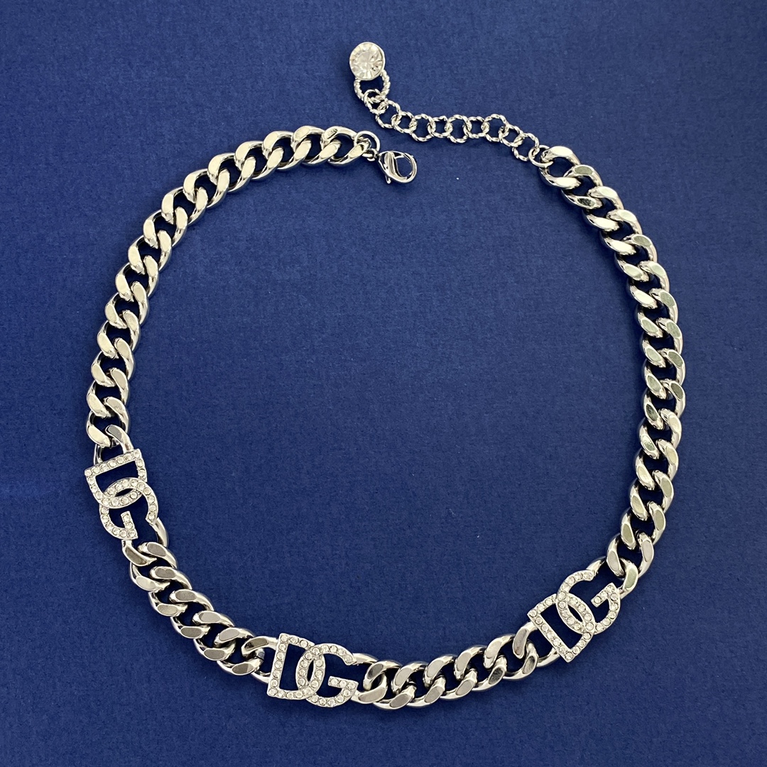 “D&G Dougabana Fashion Accessories: Handcuff and Necklace with DG Letters and Cuban Chains” - 图片 3