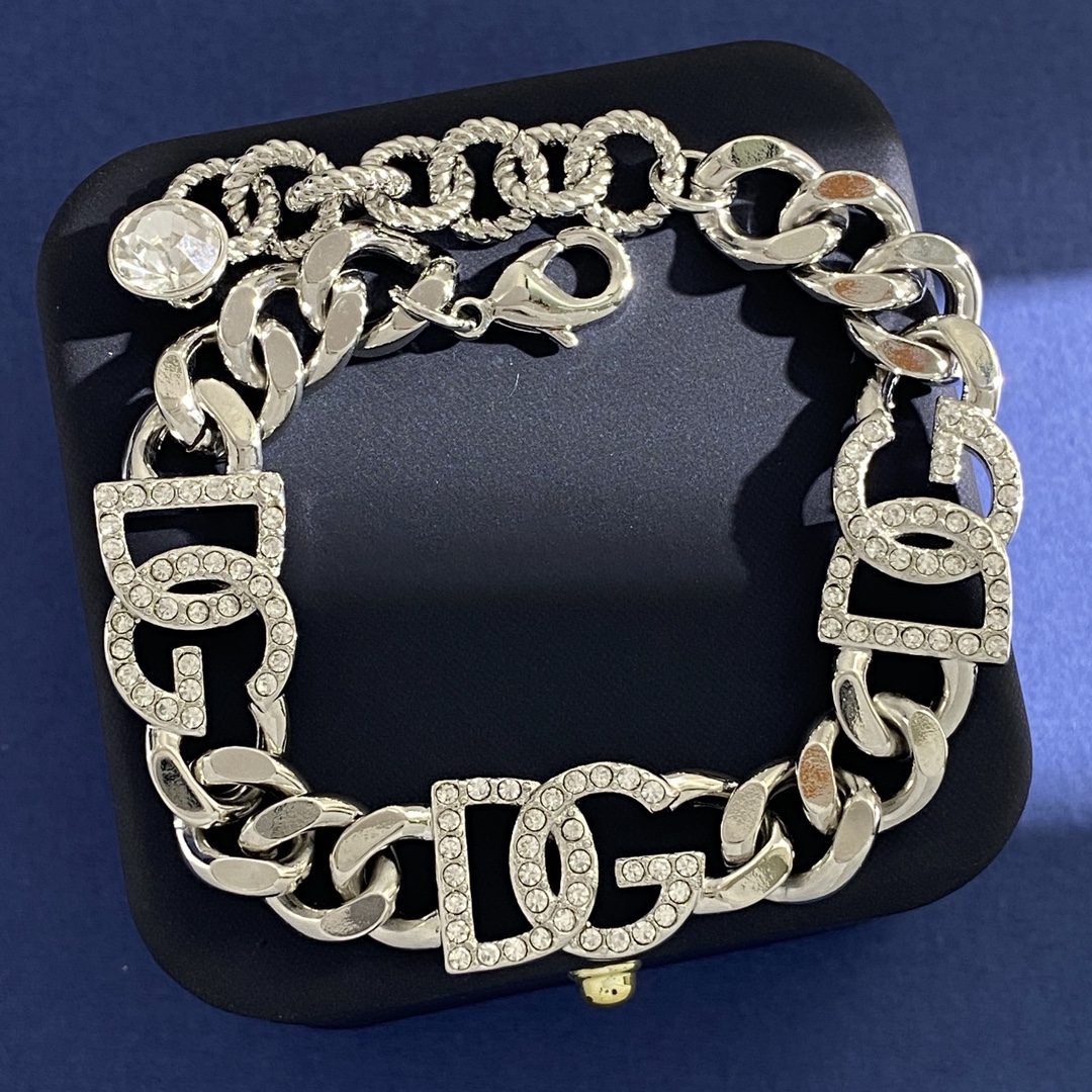 “D&G Dougabana Fashion Accessories: Handcuff and Necklace with DG Letters and Cuban Chains” - 图片 2