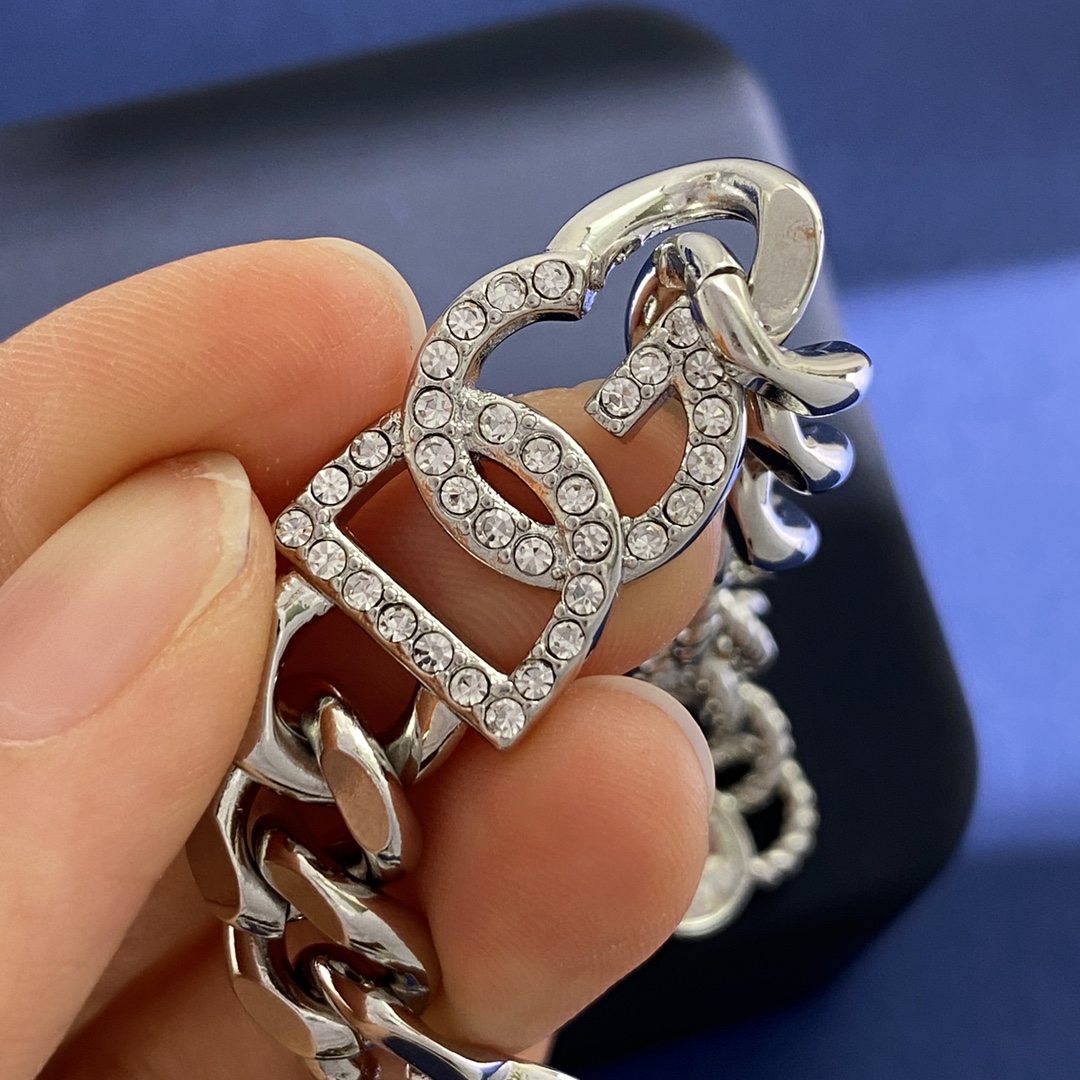 “D&G Dougabana Fashion Accessories: Handcuff and Necklace with DG Letters and Cuban Chains” - 图片 5