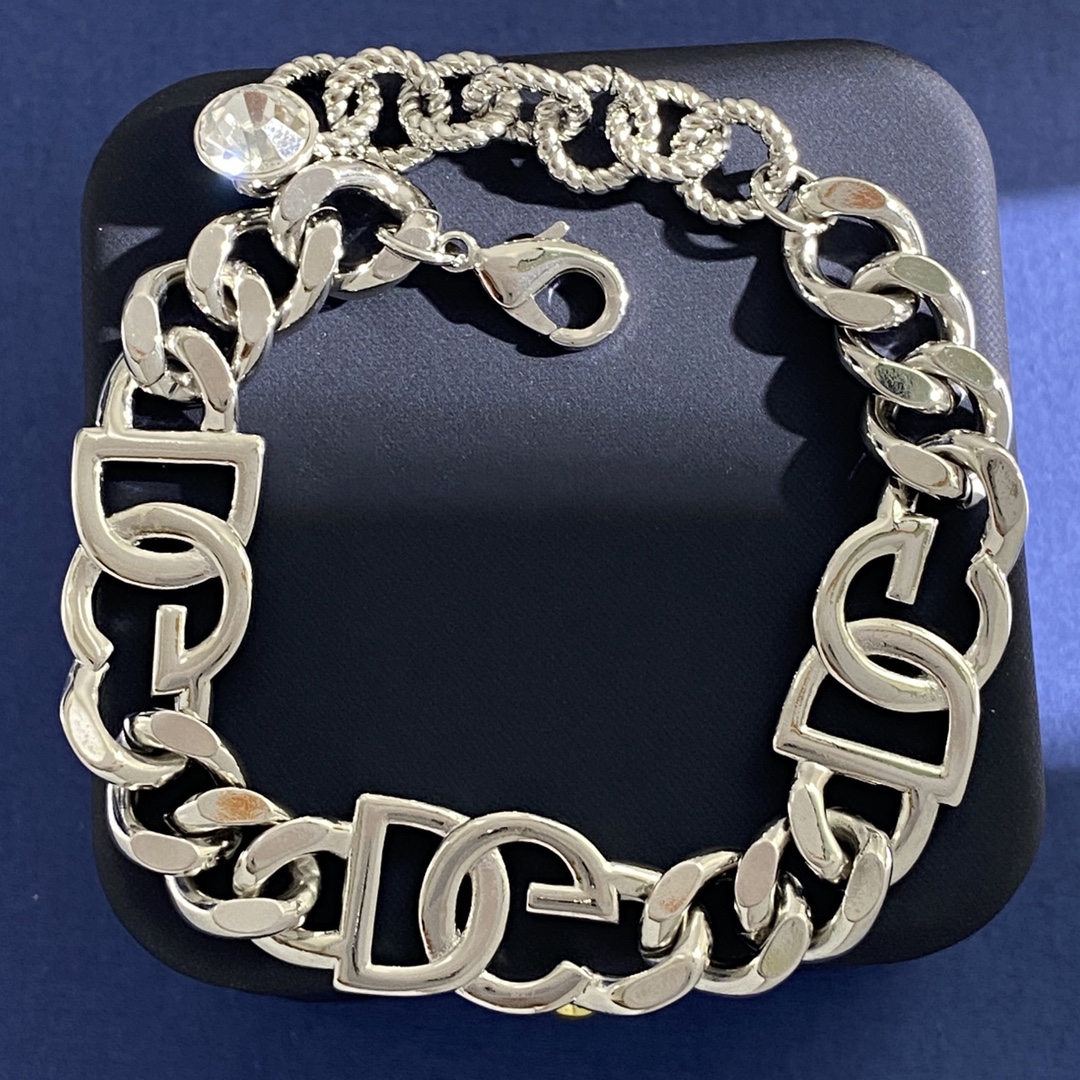 “D&G Dougabana Fashion Accessories: Handcuff and Necklace with DG Letters and Cuban Chains” - 图片 6