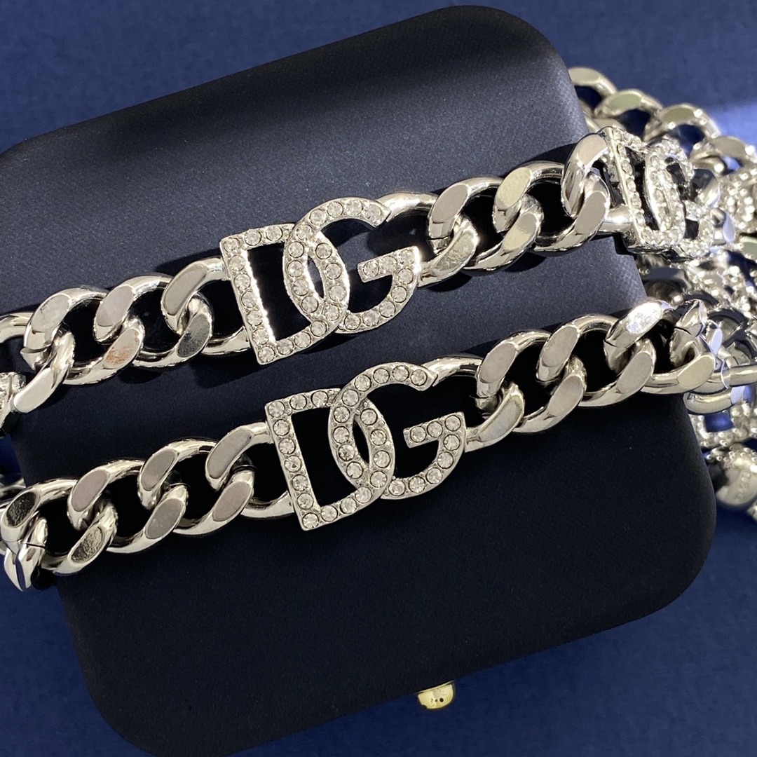“D&G Dougabana Fashion Accessories: Handcuff and Necklace with DG Letters and Cuban Chains” - 图片 4