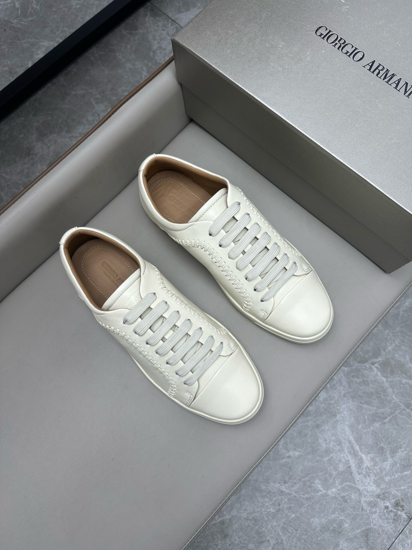 NO:218975,Brand ARMANI color original color matching Size 39-44 Custom made 38.45.46 Price Material new Armani style Casual shoes are boutique and are made of extremely high quality Upper is made of soft toe layer cowhide Breathable cowhide inner Cowhide footbed Original open mold sole Comfortable soft Lightweight Armani casual shoes, armani, armani, cowhide19860909品牌ARMANI 颜色原版配色 码数39-44定做38.45.46 价格 材质阿玛尼新款 休闲鞋精品打造极高质量 鞋面采用柔软头层牛皮 透气牛皮内里 牛皮垫脚 原版开模大底 舒适 柔软 轻便,阿玛尼 休闲鞋,armani,armani,cowhide,Men's shoes