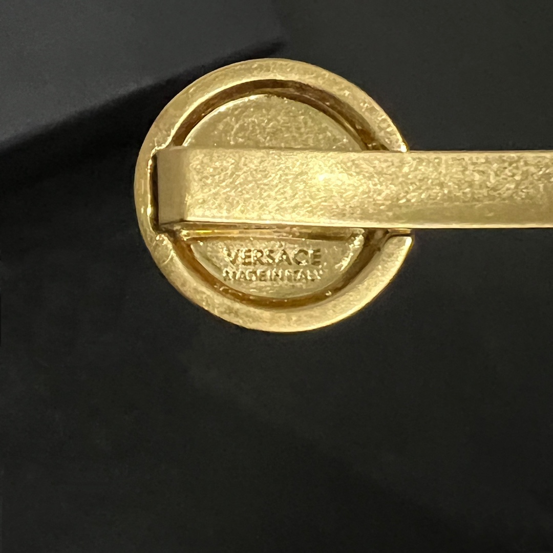 Luxury Fashion Empire: Versace’s Medusa Brand and Unique Design Style - 图片 6