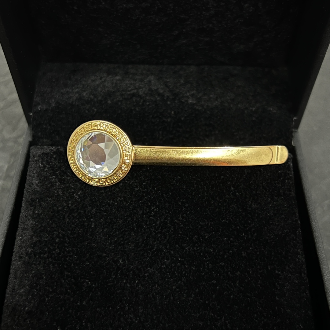 Luxury Fashion Empire: Versace’s Medusa Brand and Unique Design Style - 图片 3