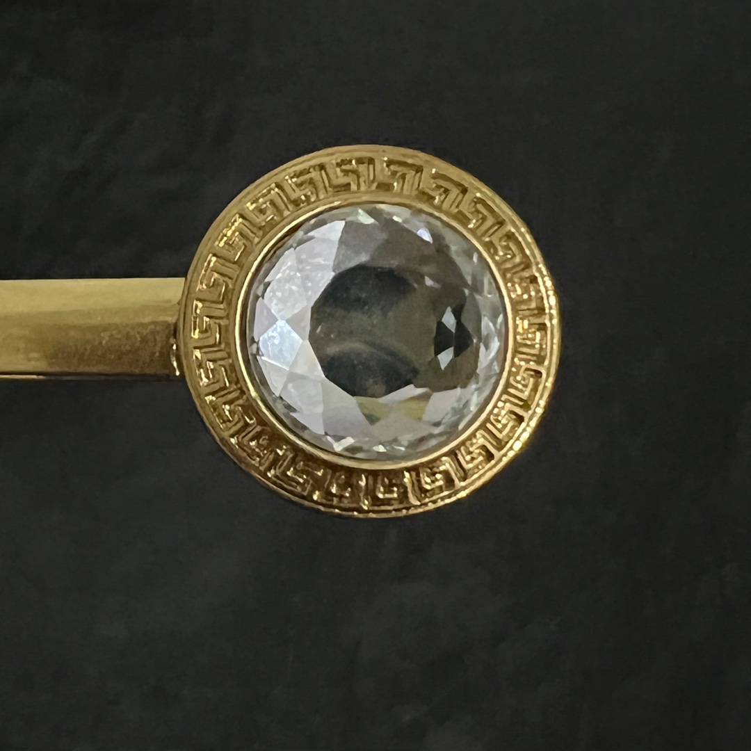 Luxury Fashion Empire: Versace’s Medusa Brand and Unique Design Style - 图片 5