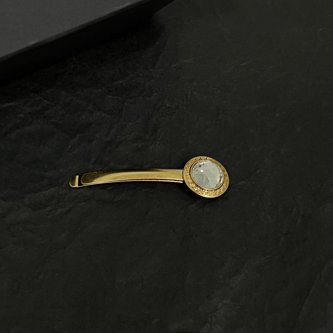 Luxury Fashion Empire: Versace’s Medusa Brand and Unique Design Style - 图片 4