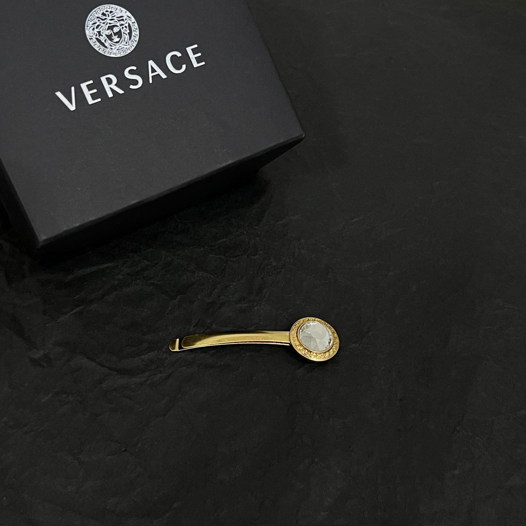 Luxury Fashion Empire: Versace’s Medusa Brand and Unique Design Style - 图片 1