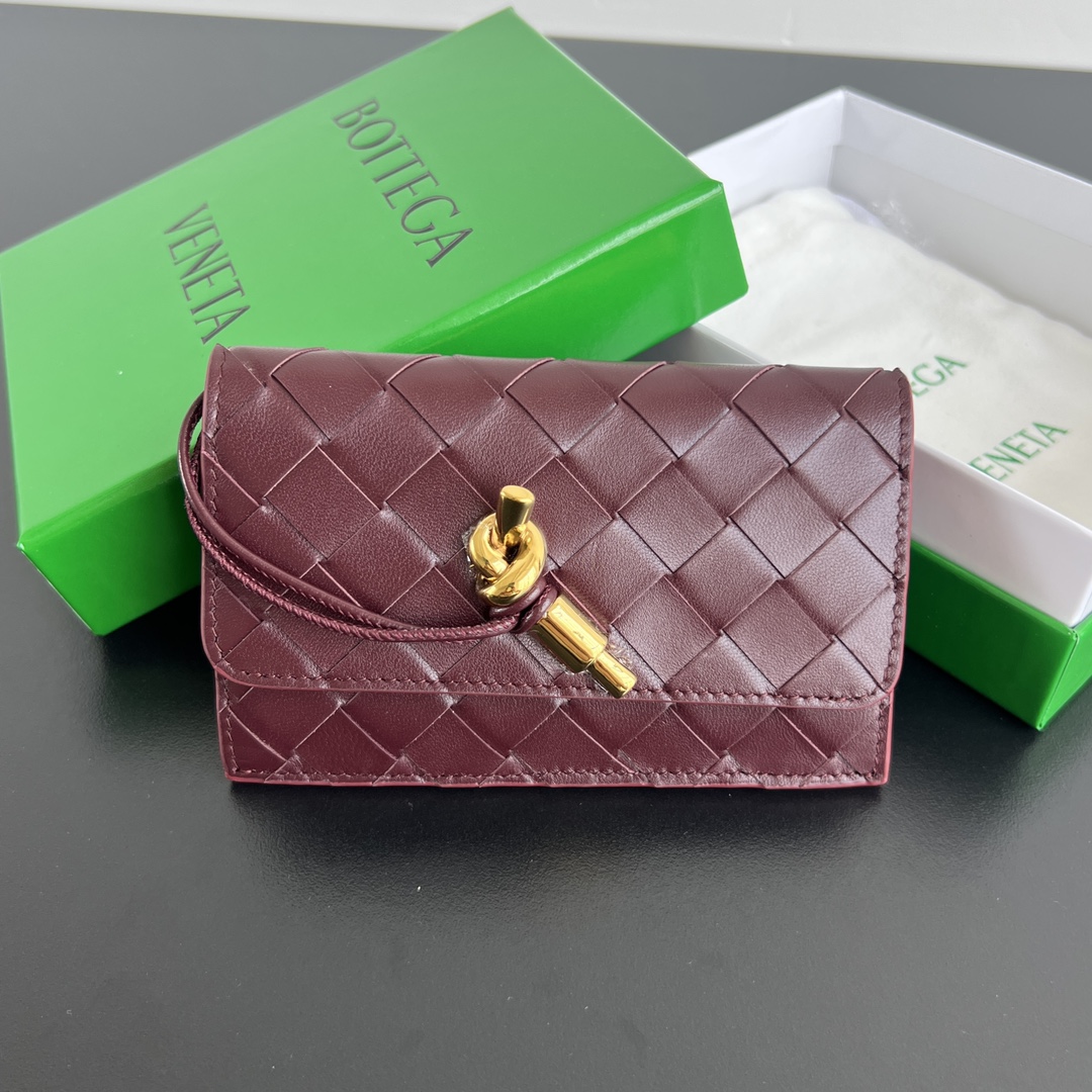 NO:671319,#BV New Amdiamo zipper card holder 776031 [Fireworks] No longer carry a wallet when going out, the card holder has become a necessity in life. Made of cowhide braid and metal knot embellishment, front flap, rear zipper opening and closing. It is convenient and safe. It can hold cards and a little cash. It is the most practical universal card holder I have ever seen. Size 14x8.5x2, BV, Bottega Veneta, wallets, cowhide19860909#BV 新款Amdiamo 拉链卡包 776031 [烟花] 出门已经不带钱包了,卡包变成了生活中的必需品 采用牛皮编织与金属绳结点缀,前面翻盖,后面拉链开合 即方便又安全性,即能放卡又能放少许现金 是见过最实用的万能卡包了 尺寸14x8.5x2,BV,bottega veneta,wallets,cowhide,欧美剧
