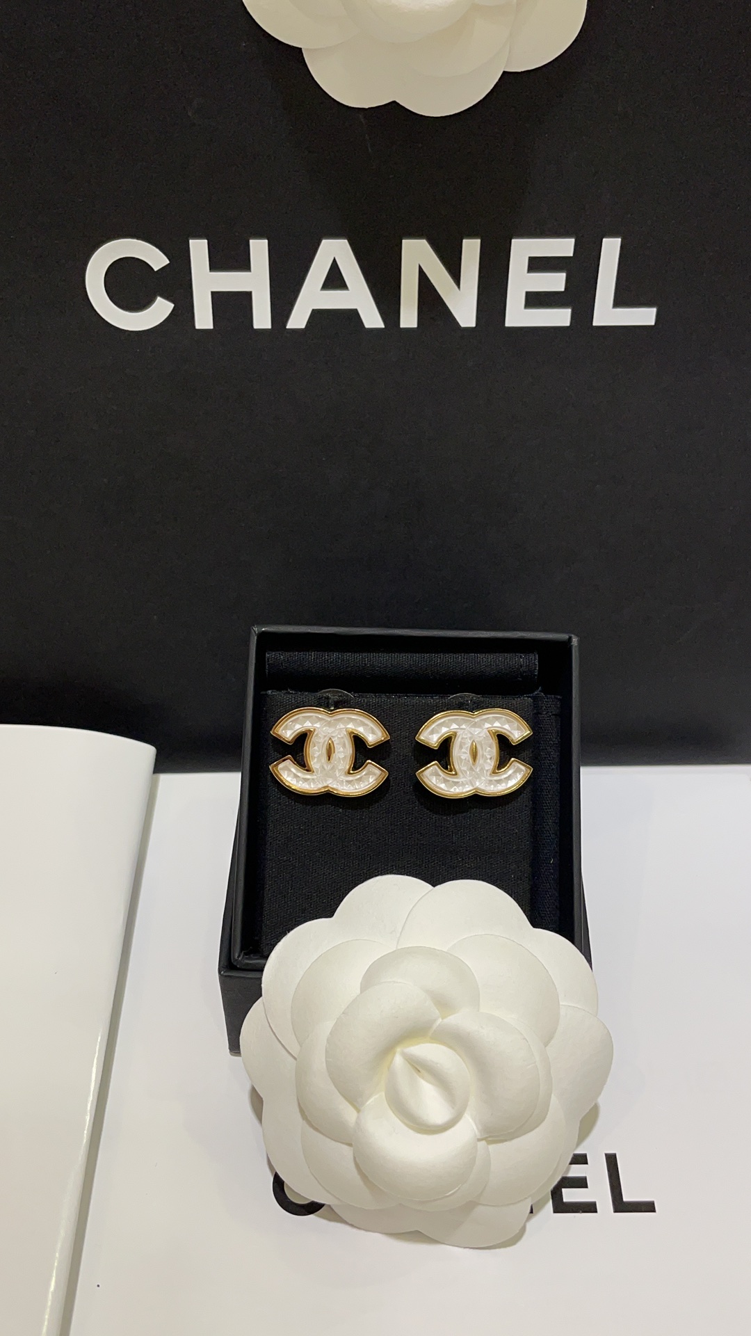 NO:857234,88180 arrived today to buy yb 24A new retro white rhombus resin double C stud earrings basic style. Transparent resin1986090988180今日到货购入yb 24A新款复古白色菱格纹树脂双C耳钉基础款 透明树脂x金灿灿的双C金边的搭配 清透又可爱基础款谁戴谁好看 独家购入yb定制 黄铜材质 定制树脂,,卡迪亚高端饰品,Jewelry
