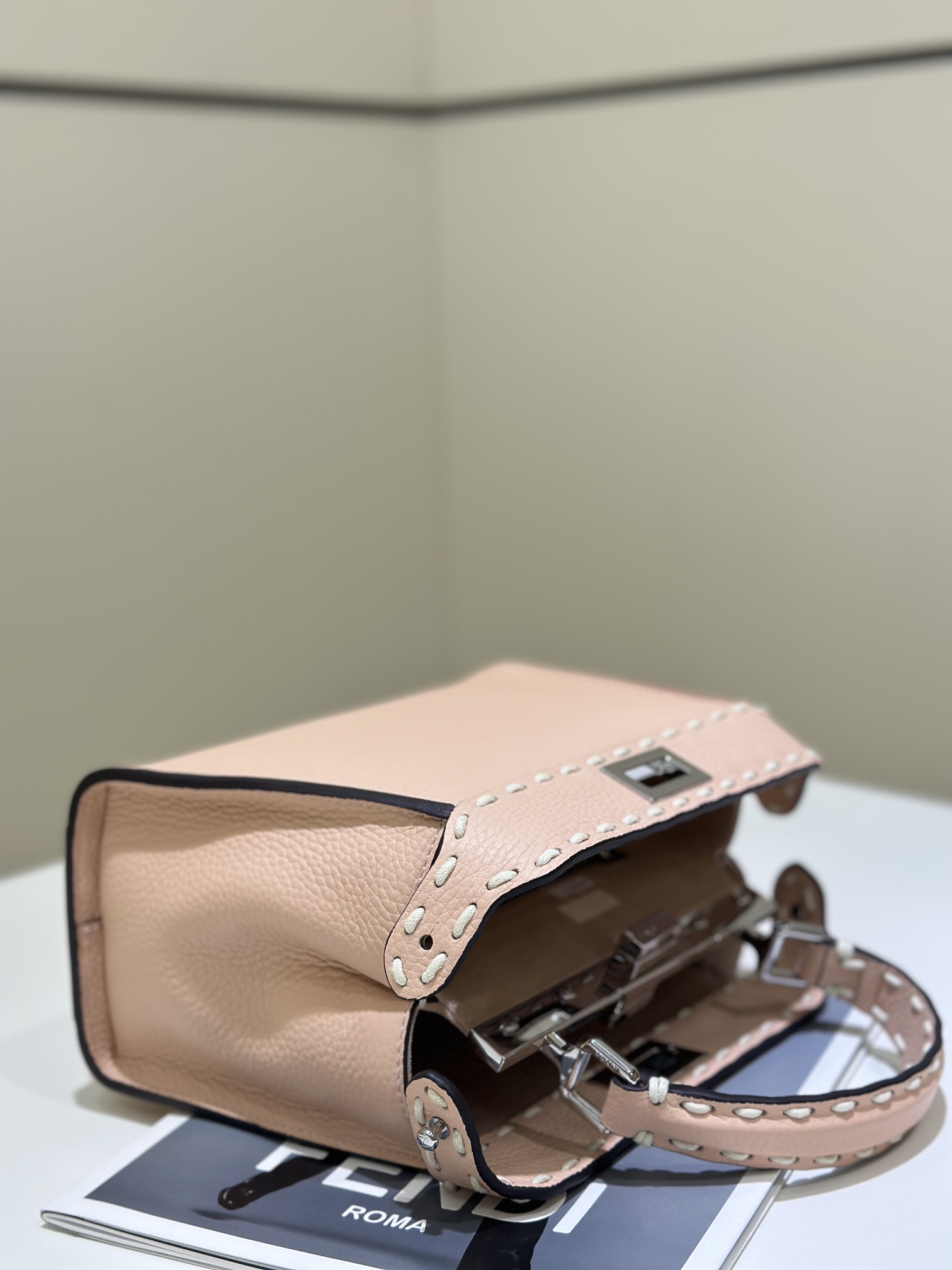 תיק יד מעוצב עור עדין Peekaboo מעוצב מסוגנן, 23 ס"מ - נוחות וידויות 5 i1725266448 8846 3