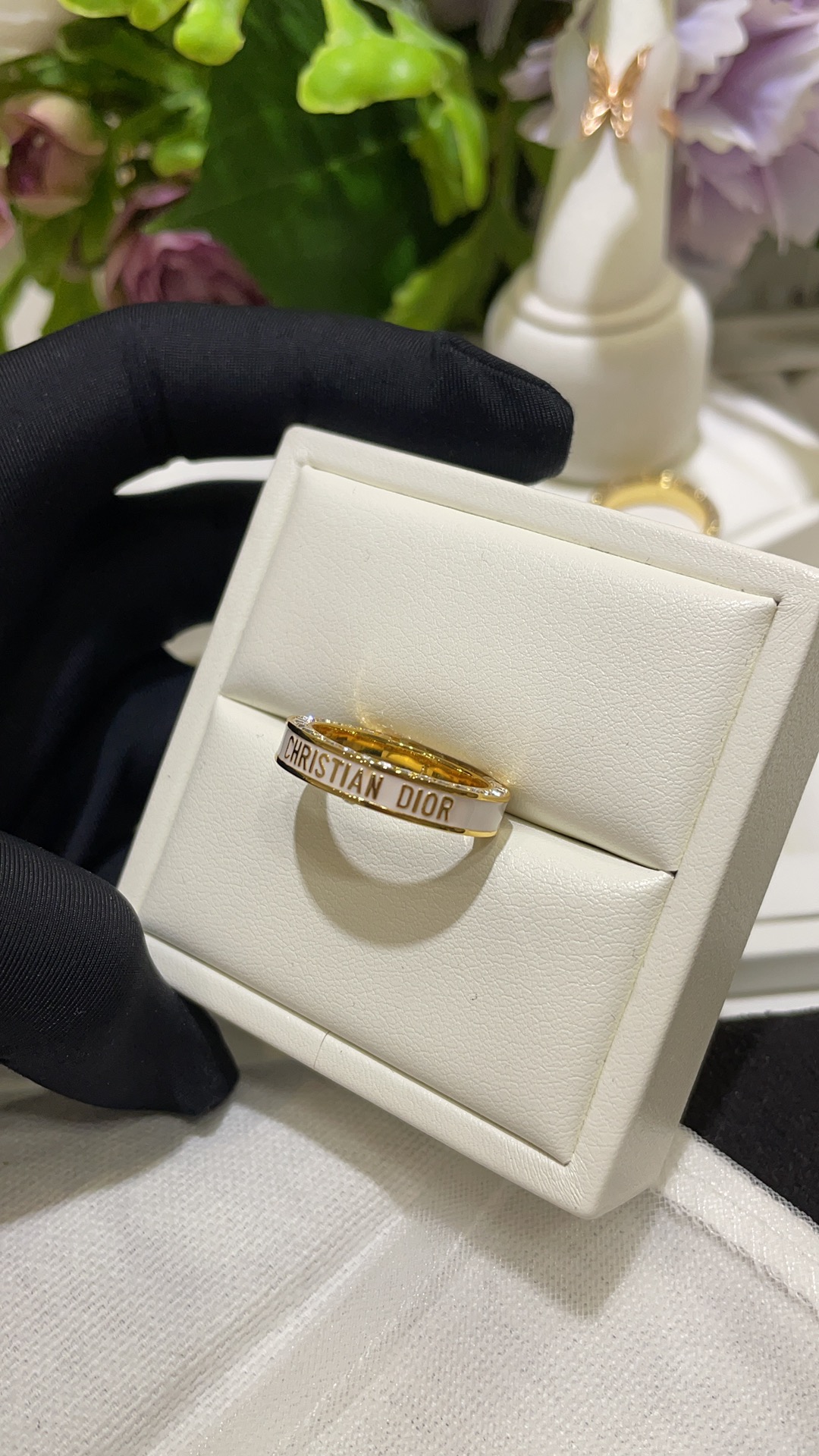 NO:635883,88180, arrived today to buy yb's new Night Code white enamel gold alphabet diamond ring. White enamel letters on the front. Square diamonds on the side. All-round beautiful details without blind spots. Simple and elegant. Suitable for any occasion. Exclusive purchase from yb. Customized. Brass material. Czech diamond size 6-7-8. Corresponds to S/M/L, ring, Cartier high-end jewelry.1986090988180,今日到货购入yb 新款Night Code 白色珐琅金色字母排钻戒指 正面白色珐琅字母 侧面镶嵌方钻排钻 全方位无死角的美貌细节 简单又大方 什么场合都很适合～ 独家购入yb定制 黄铜材质 捷克钻 size6-7-8码 对应S/M/L,,ring,卡迪亚高端饰品,Jewelry