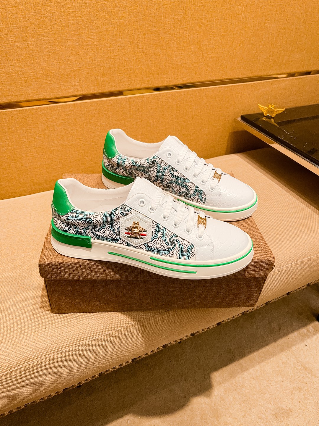 NO:346518,[Guqi] High-end men's shoes brand official website 11's latest masterpiece upper is made of imported Italian cowhide with technological fabric. Original, comfortable and breathable inner lining, original non-slip and wear-resistant sole, making walking more convenient and comfortable!  Exclusive new style, amazing work, beautiful 11 ​​replica [color] compared to the official quality!  Create a fashionable personality to set off your uniqueness!  A must-have for trendy men! Classic size: 38-44 Color 1 color available, cowhide19860909【 古奇】男鞋高端品牌 官网11最新力作鞋面采用意大利进口头层牛皮搭配科技布面料 原版 舒适透气内里原版防滑耐磨大底制作,让行走更加便捷舒适！独家新款,惊世之作,与官方的质量相比美的11复刻[色]！打造时尚个性衬托你的与众不同！潮男必备!经典尺码:38-44 颜色 1 色可选,,cowhide,Men's shoes