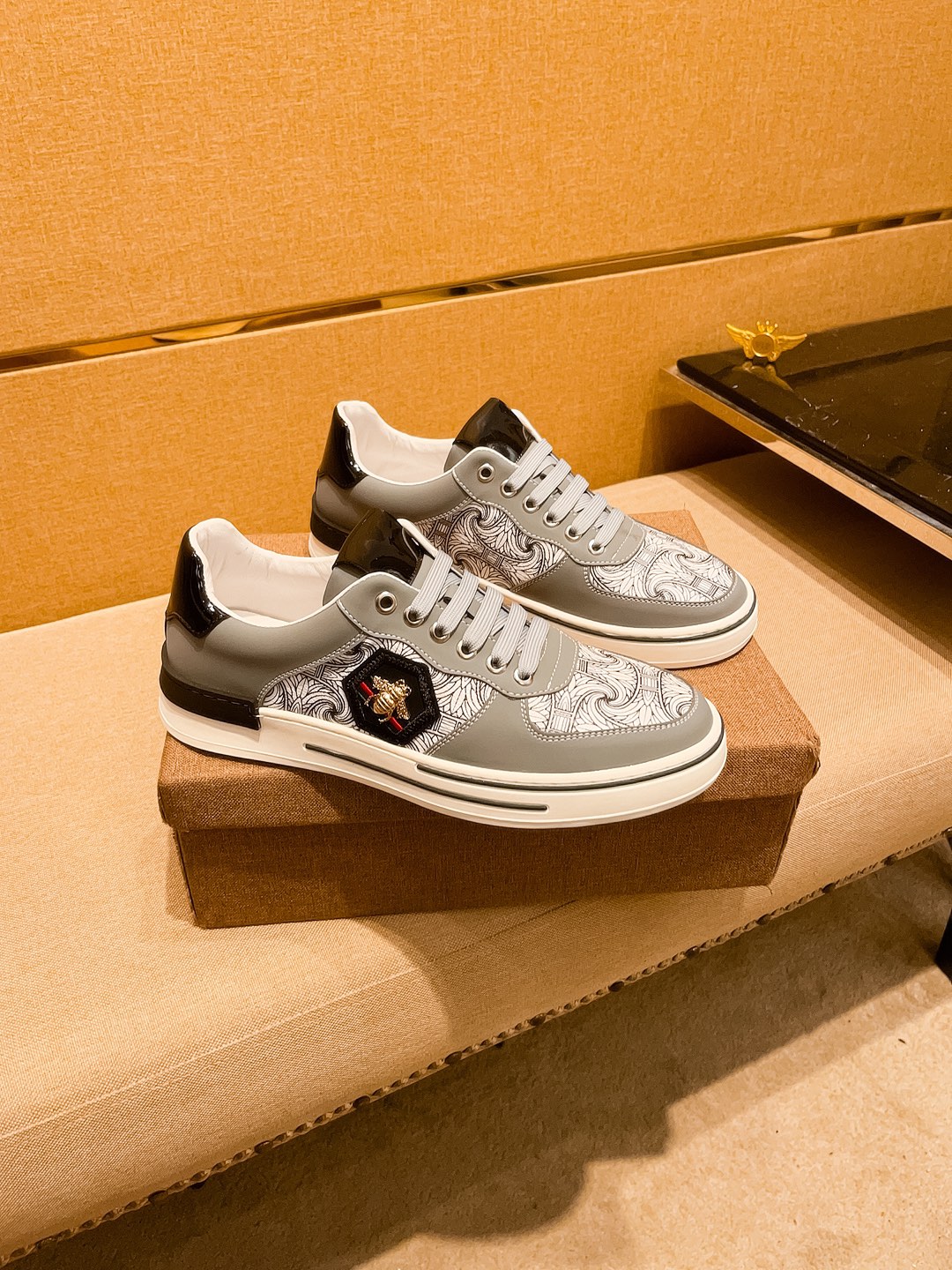 NO:346532,[Guqi] High-end men's shoes brand official website 11's latest masterpiece upper is made of imported Italian cowhide with technological fabric. Original, comfortable and breathable inner lining, original non-slip and wear-resistant sole, making walking more convenient and comfortable!  Exclusive new style, amazing work, beautiful 11 ​​replica [color] compared to the official quality!  Create a fashionable personality to set off your uniqueness!  A must-have for trendy men! Classic size: 38-44 Color 2 colors available, cowhide19860909【 古奇】男鞋高端品牌 官网11最新力作鞋面采用意大利进口头层牛皮搭配科技布面料 原版 舒适透气内里原版防滑耐磨大底制作,让行走更加便捷舒适！独家新款,惊世之作,与官方的质量相比美的11复刻[色]！打造时尚个性衬托你的与众不同！潮男必备!经典尺码:38-44 颜色 2色可选,,cowhide,Men's shoes