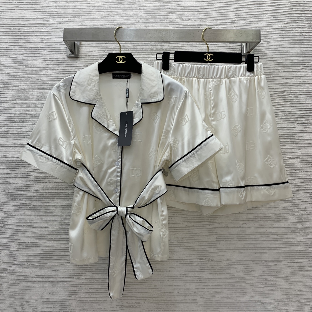 NO:322890,Model number D24090328 Dolce & Gabbana DG* new style flocking letter logo pajama style home clothing set!  Lace-up tie lapel short-sleeved shirt elastic waist wide-leg shorts!  Ony white, black, blue, (M size shoulder width 42, bust 106, sleeve length 22, garment length 56; waist 64 elastic, hip 110, trousers length 42) hair, Dolce & Gabbana, shorts, shirts, T-shirt, alexander wang19860909款号D24090328 杜嘉班纳DG*新款 植绒字母logo睡衣风家居服套装！系带束腰翻领短袖衬衫松紧腰阔腿短裤！米白色、黑色、蓝色、（M码肩宽42,胸围106,袖长22,衣长56；腰围64松紧,臀围110,裤长42）发,,Dolce&Gabbana,shorts,shirts,T-shirt,alexander wang,Women's clothing