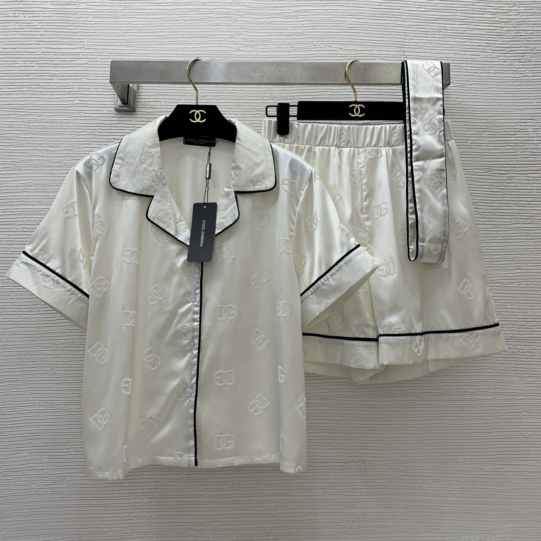 NO:418600,Model number D24090328 Dolce & Gabbana DG* new style flocking letter logo pajama style home clothing set!  Lace-up tie lapel short-sleeved shirt elastic waist wide-leg shorts!  Ony white, black, blue, (M size shoulder width 42, bust 106, sleeve length 22, garment length 56; waist 64 elastic, hip 110, trousers length 42) hair, Dolce & Gabbana, shorts, shirts, T-shirt, alexander wang19860909款号D24090328 杜嘉班纳DG*新款 植绒字母logo睡衣风家居服套装！系带束腰翻领短袖衬衫松紧腰阔腿短裤！米白色、黑色、蓝色、（M码肩宽42,胸围106,袖长22,衣长56；腰围64松紧,臀围110,裤长42）发,,Dolce&Gabbana,shorts,shirts,T-shirt,alexander wang,Women's clothing