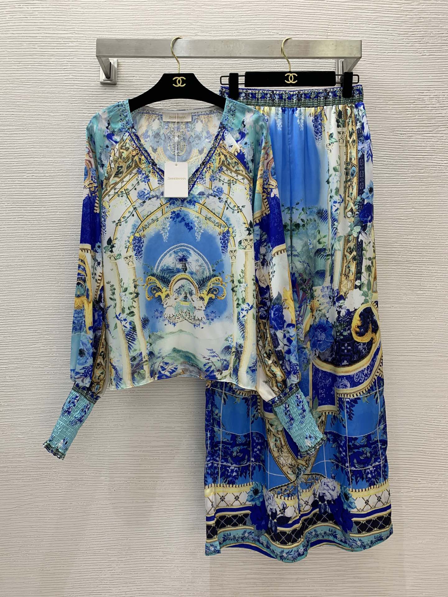 NO:316192,Model number D24090462 ZIMMERMA*N ZIMMERMA Australia Brand Customized fiber silk satin fabric fashion printed two-piece set!  Hot diamond edge V-neck loose pullover long-sleeved shirt top elastic waist loose wide-leg pants trousers!  (M size bust 112, rotator sleeve 81, garment length 63; waist 66 elastic, hip 106, trouser length 105, alexander wang19860909款号D24090462 ZIMMERMA*N 兹默曼澳洲品牌 定制纤维丝缎面料时尚印花两件套装！烫钻边V领宽松套头长袖衫上衣松紧腰宽松阔腿裤长裤！（M码胸围112,连肩袖81,衣长63；腰围66松紧,臀围106,裤长105,,alexander wang,Women's clothing