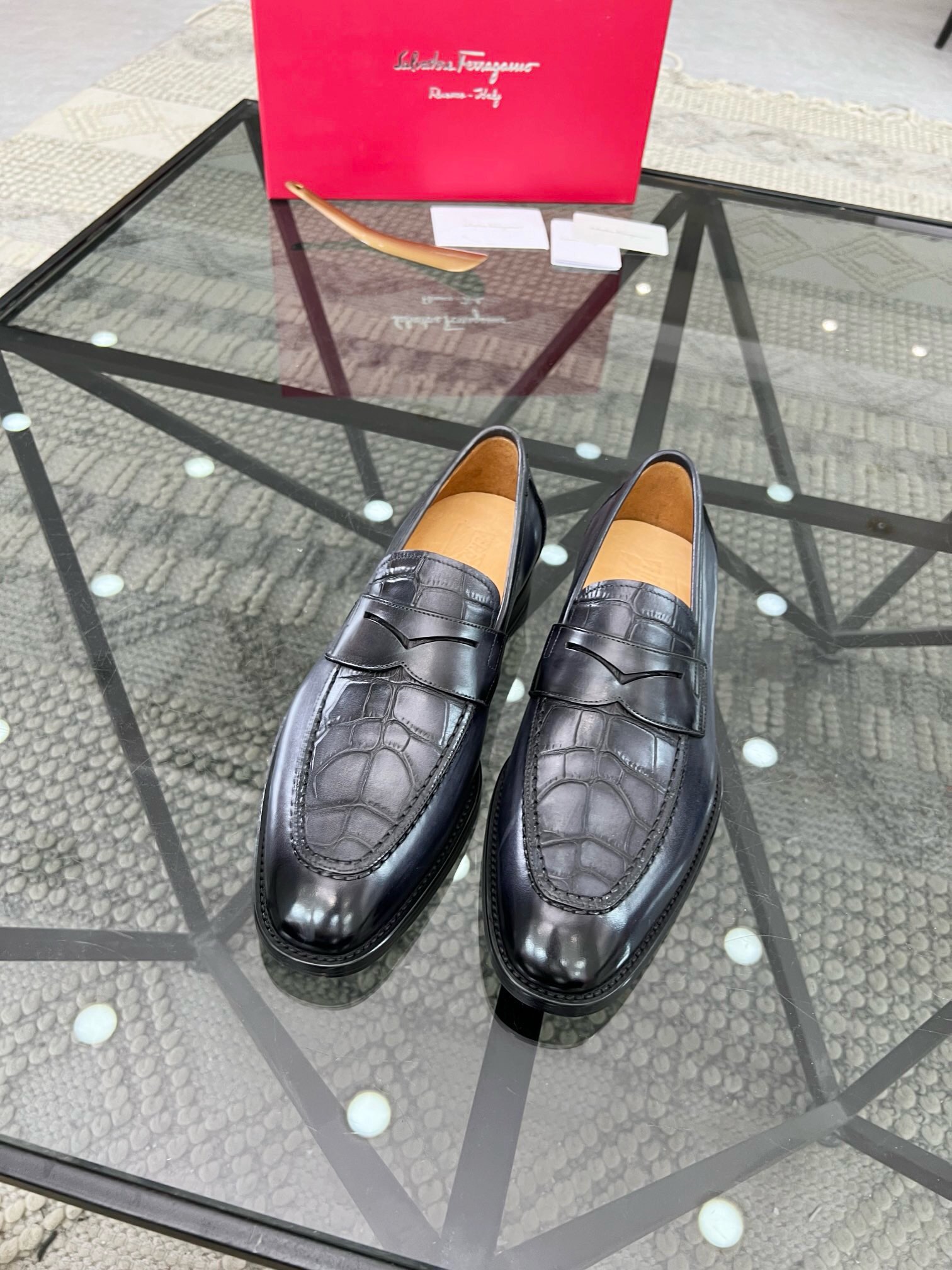 NO:219043,Brand Ferragamo Color original color matching Number 39-44 Custom made 38.45.46 Price Material Ferragamo New Style Men's Business Leather Shoes are perfectly handmade Original quality Exquisite workmanship rigorous upper is imported waxed and polished cowhide cowhide cowhide inner Original (real leather sole) upper high-end and atmospheric, Ferragamo Leather Shoes, ferragamo, ferragamo, cowhide, Leather soles19860909品牌Ferragamo 颜色原版配色 码数39-44定做38.45.46 价格 材质菲拉格慕新款 男士 商务皮鞋发售完美的手工制作 原单品质 做工精致严谨鞋面采用进口打蜡擦色牛皮工艺牛皮内里 原版（真皮大底）上脚 高端大气,菲拉格慕 皮鞋,ferragamo,ferragamo,cowhide,Leather soles,Men's shoes