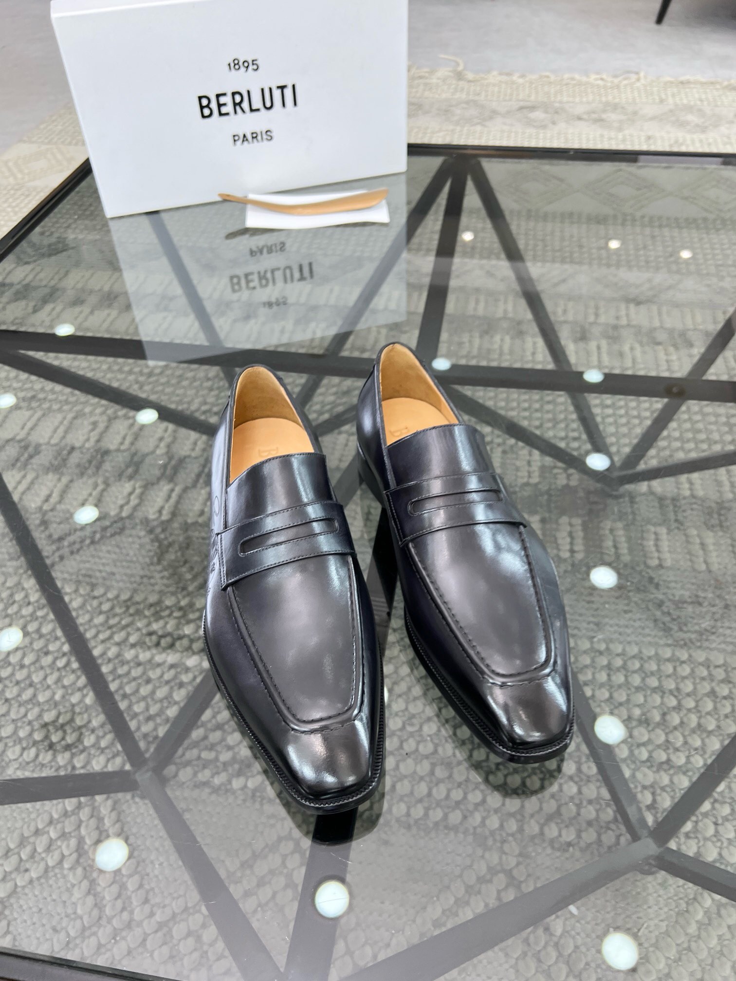 NO:219046,Brand Berluti original color matching Size 39-44 Custom made 38.45.46 Price Material Berluti new style High-end Top · Original single Ber* Berluti French top men's shoes, Berluti brand broke the routine in its debut and launched a new Edge last. This bold improvement of the iconic last is of great significance to its unique shape and width creative work. On Alessandro shoes, this angular outline is made by Kris' bold and professional new Cloudy dyeing makes it look more perspective. It is both business and casual. Classic and fashionable!  The handwritten patterns on the shoe body add a lot of color, ferragamo leather shoes, christian louboutin, Dolce & Gabbana, ferragamo19860909品牌Berluti 颜色原版配色 码数39-44定做38.45.46 价格 材质伯尔鲁帝新款 高端 顶级·原单Ber*布鲁提法国顶级男鞋,Berluti品牌的首秀中打破常规,推出全新的Edge鞋楦.标志性鞋楦的这种大胆改良,对于其独特形状和边宽创意工作意义重大、在Alessandro鞋履上,这种棱角分明的轮廓经Kris大胆专业的全新Cloudy 染色显得更有透视感.既商务又休闲.经典时尚！鞋身的手写纹更为其增色不少,菲拉格慕 皮鞋,christian louboutin,Dolce&Gabbana,ferragamo,Men's shoes
