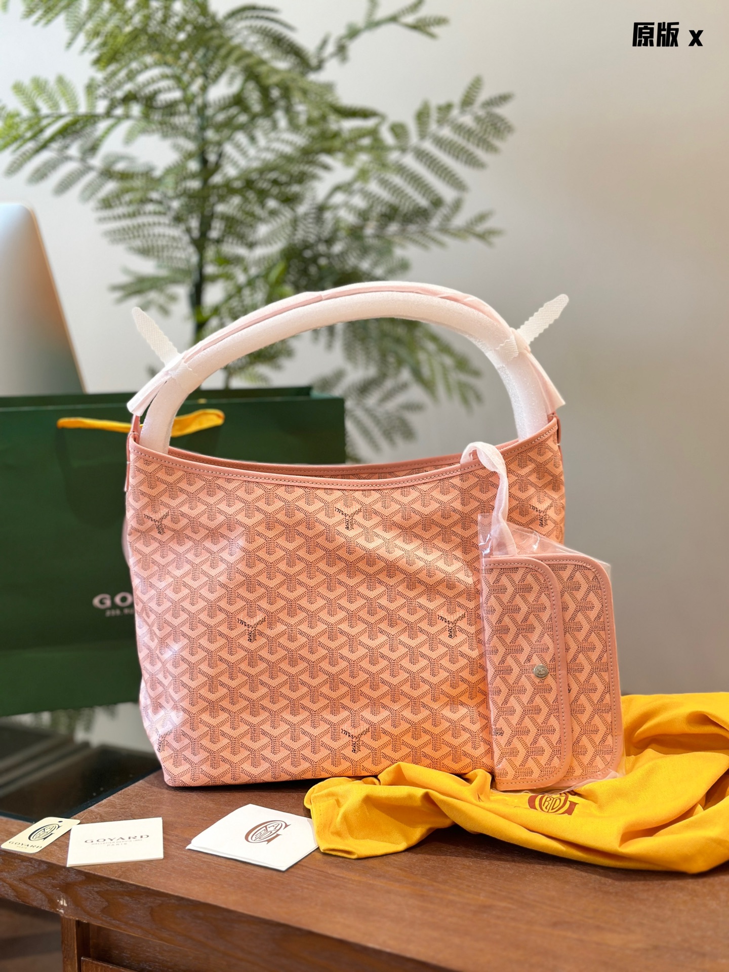 P150 Replica Original Goyard Bag del nuovo debutto Goyard Boheme Hobo Bag ha le caratteristiche della chiusura della cerniera dell’artoistote. Gli allarga possono essere trasportati a mano e alle spalle e c’è anche una lunga borsa a lancio all’interno. 32*33