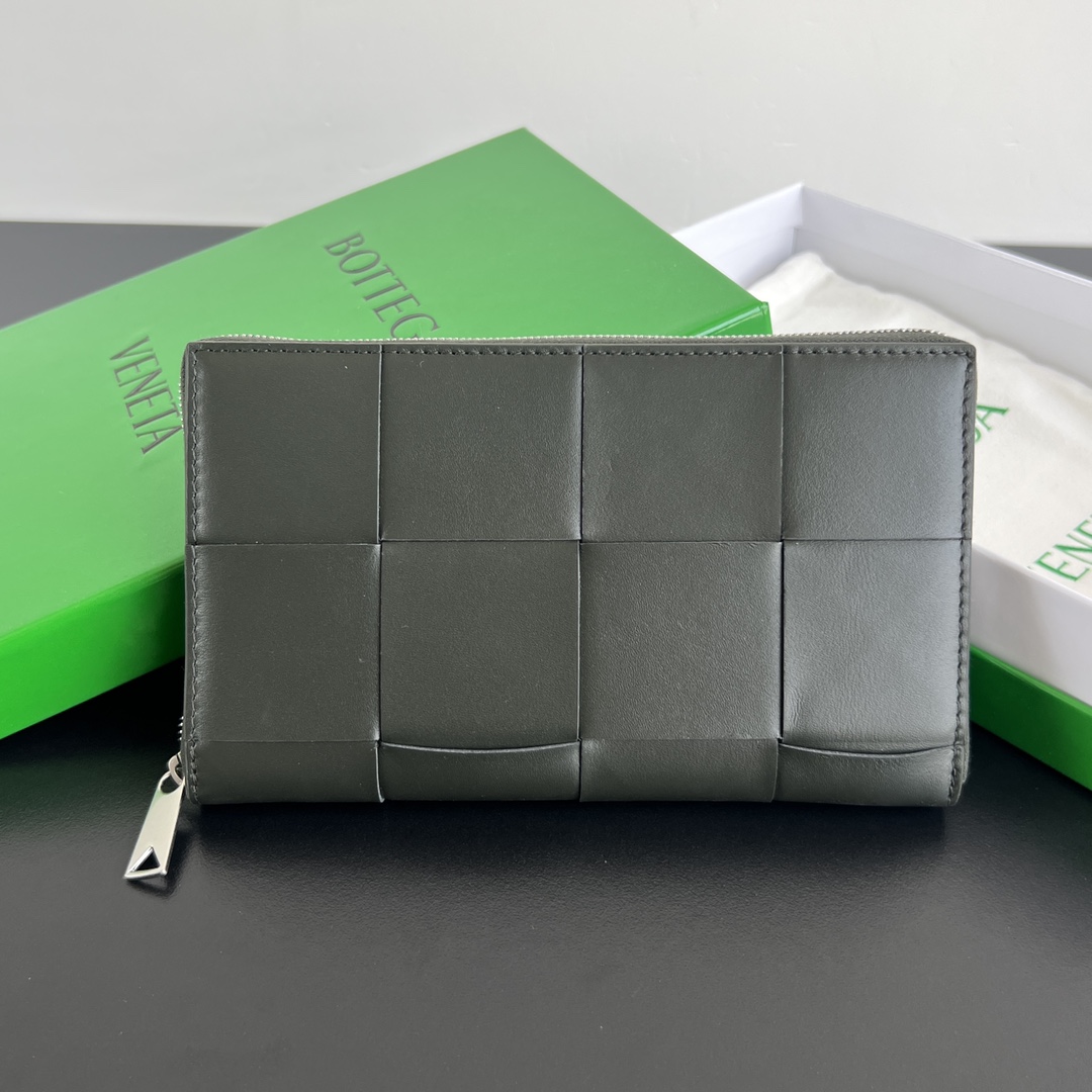 NO:673047,#Bv Men's Large Plaid Wallet 649607 Made of classic woven cowhide, soft, comfortable and textured. The detailed interior partition design and high-quality lining material ensure the durability and neatness of the wallet. It can store cash/cards and other small items. It is very practical. It is enough to take it with you when you go out. This wallet is definitely your best choice. Size 19x11.4x2, BV, bottega veneta, wallets, cowhide19860909#Bv 男士大编格钱包 649607 经典编织牛皮制成 柔软舒适 有质感 内部细致的分隔设计和高品质的内衬材料,确保了钱包的耐用性和整齐有序,可以存放现金/卡片 和其他小物品,非常的实用 出门带上它足够 这款钱包绝对是您的最佳选择 ,尺寸19x11.4x2,BV,bottega veneta,wallets,cowhide,欧美剧