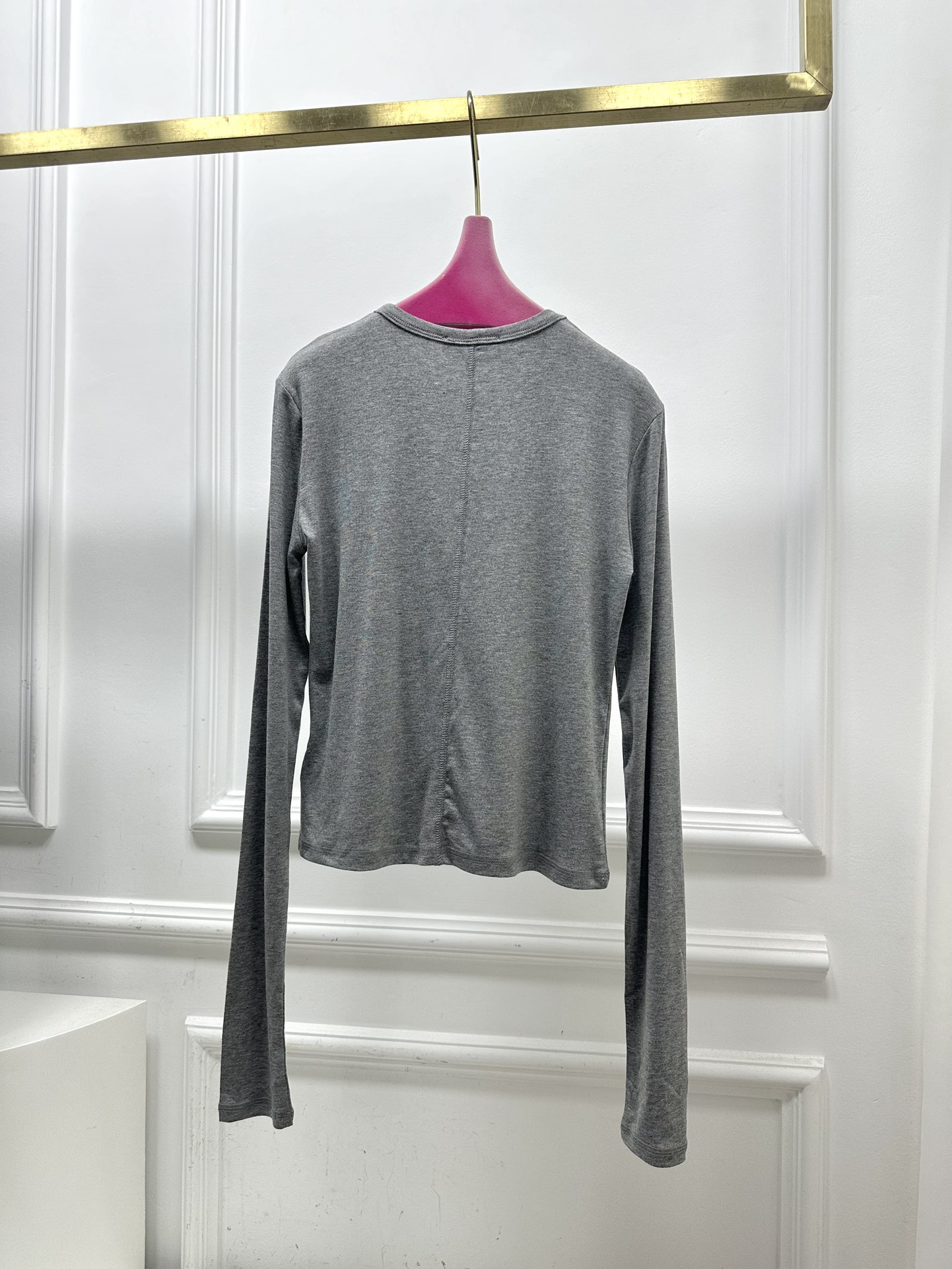 尺码SML，。
Miu贴标长袖打底衫 高弹力 质感亲肤细腻舒适 极具魅力的设计感，经典黑白灰色系充满满满