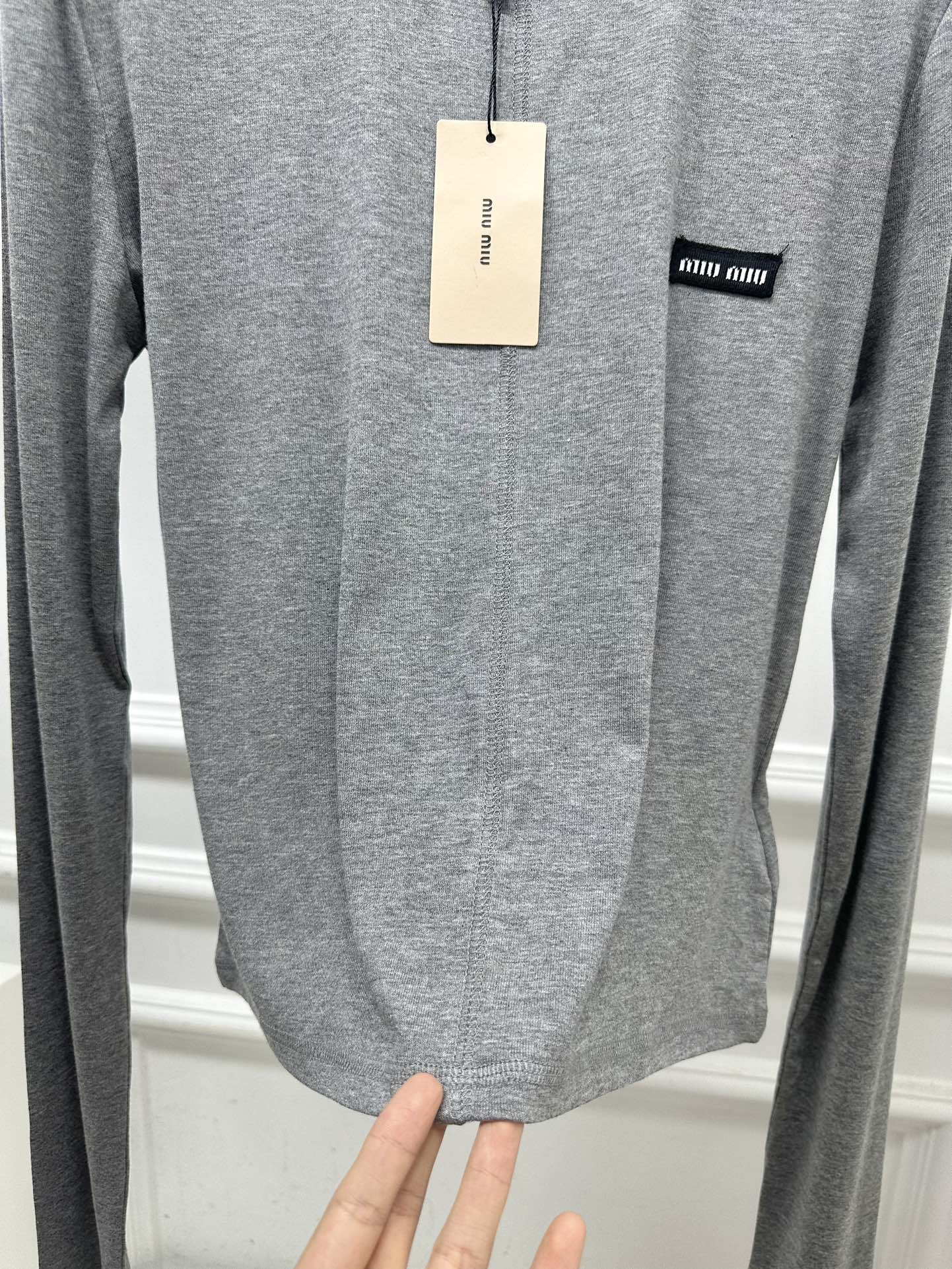 尺码SML，。
Miu贴标长袖打底衫 高弹力 质感亲肤细腻舒适 极具魅力的设计感，经典黑白灰色系充满满满