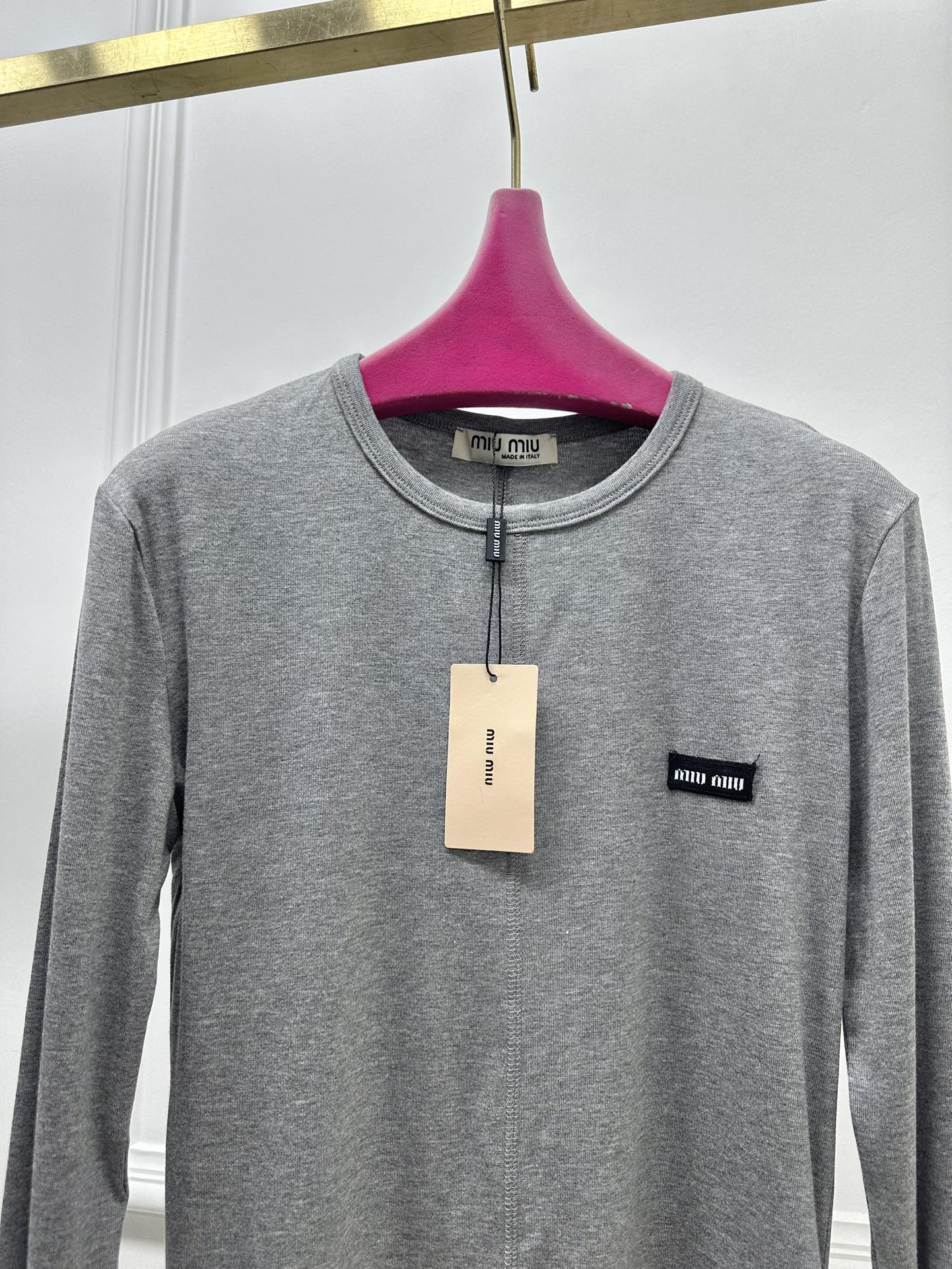 尺码SML，。
Miu贴标长袖打底衫 高弹力 质感亲肤细腻舒适 极具魅力的设计感，经典黑白灰色系充满满满