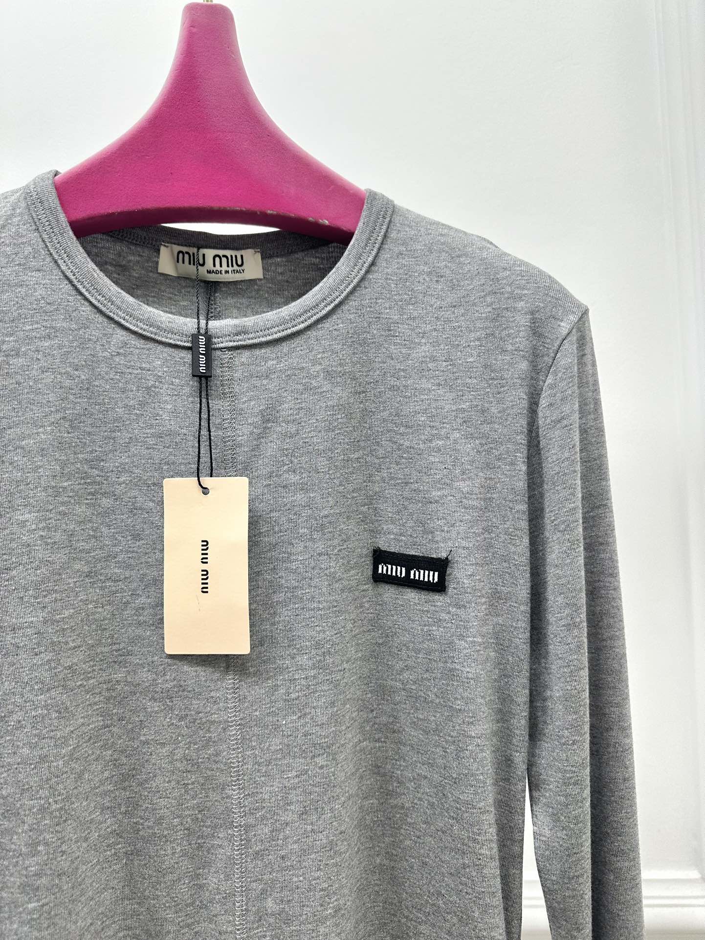 尺码SML，。
Miu贴标长袖打底衫 高弹力 质感亲肤细腻舒适 极具魅力的设计感，经典黑白灰色系充满满满
