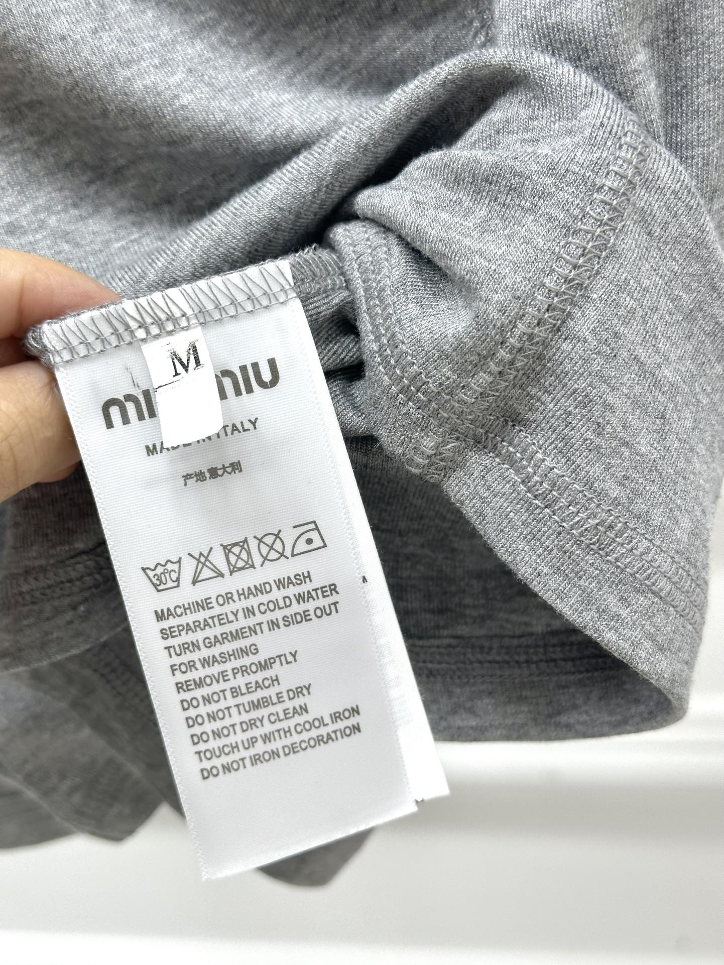 尺码SML，。
Miu贴标长袖打底衫 高弹力 质感亲肤细腻舒适 极具魅力的设计感，经典黑白灰色系充满满满