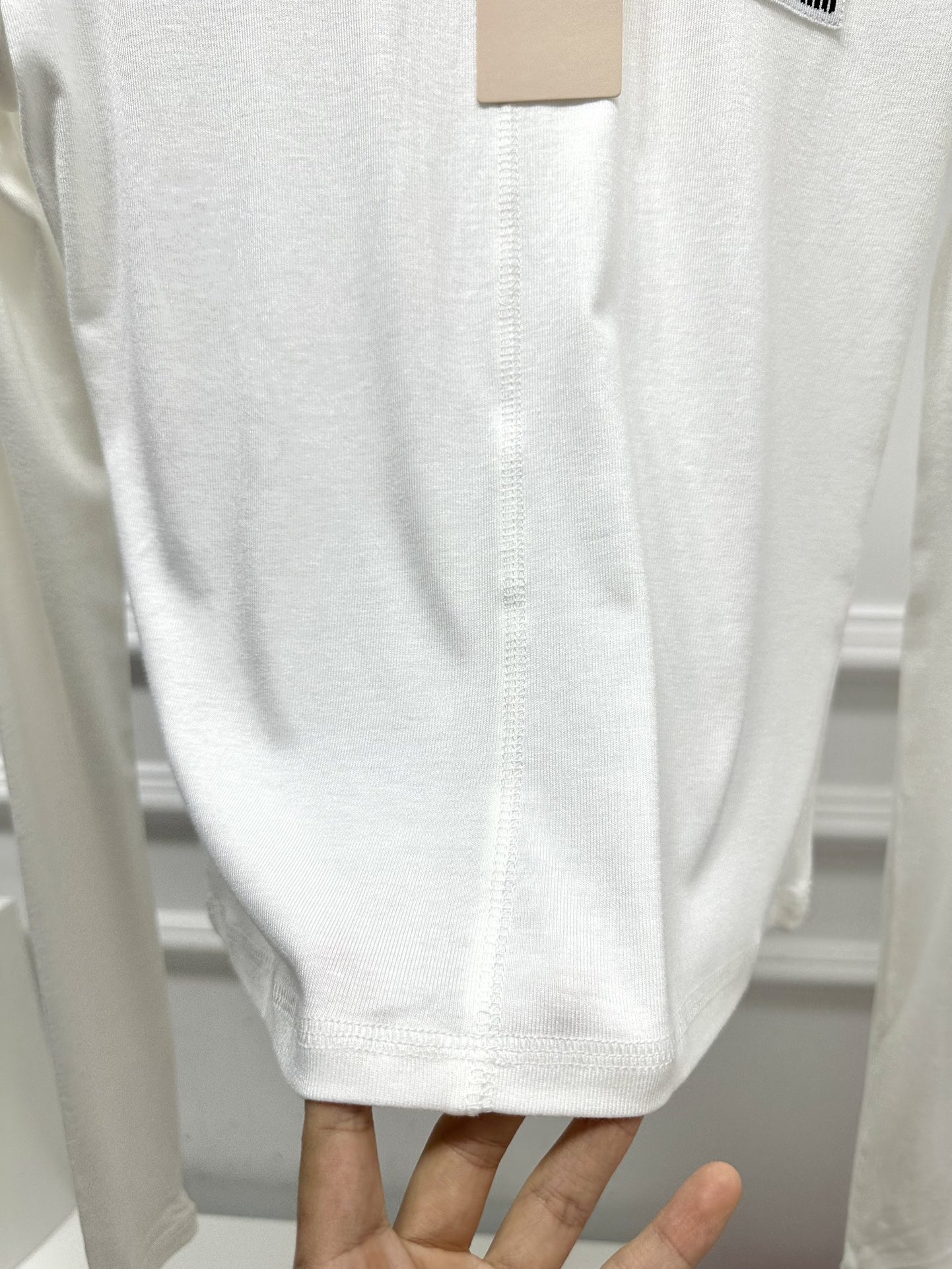 尺码SML，。
Miu贴标长袖打底衫 高弹力 质感亲肤细腻舒适 极具魅力的设计感，经典黑白灰色系充满满满