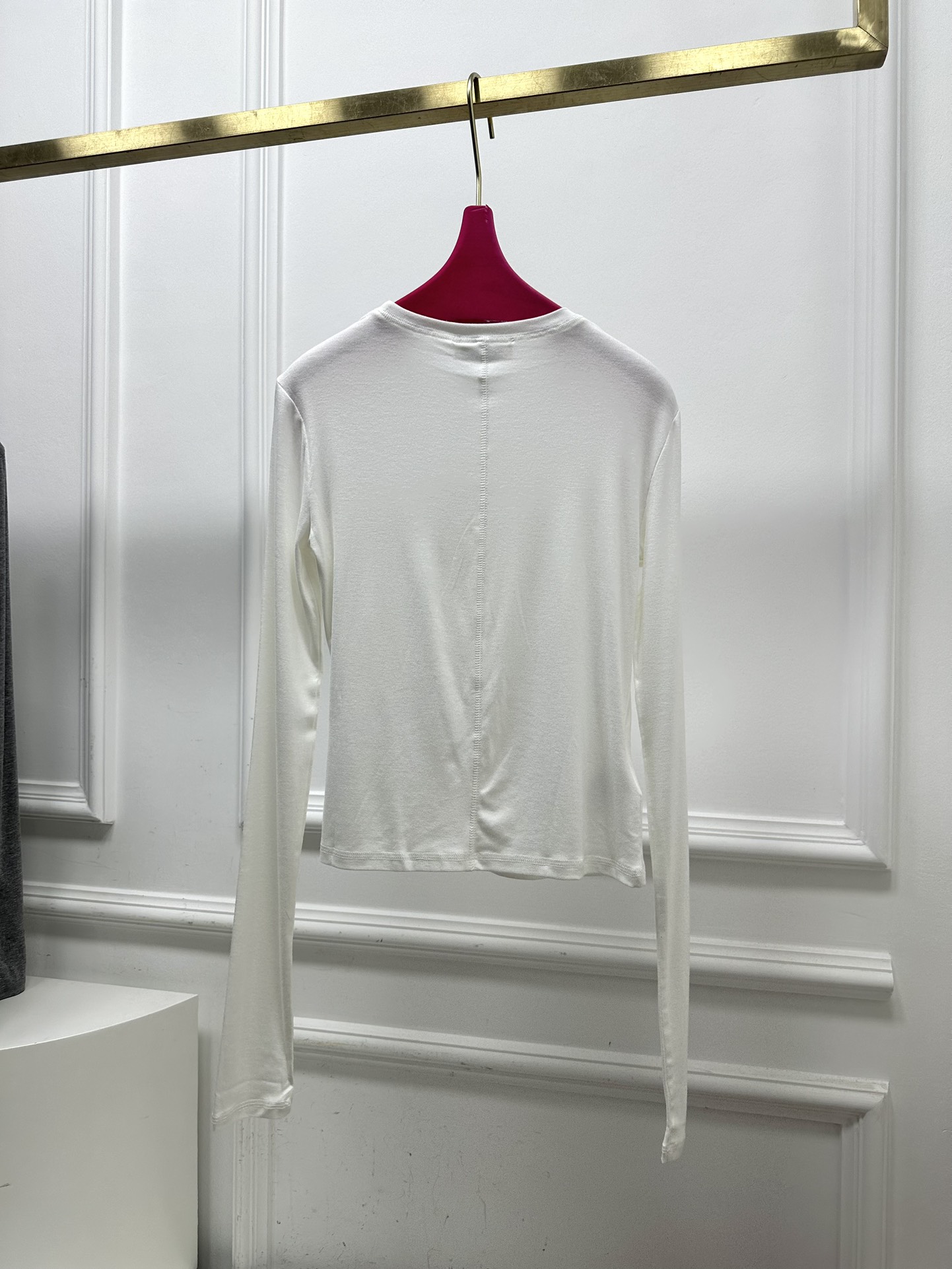 尺码SML，。
Miu贴标长袖打底衫 高弹力 质感亲肤细腻舒适 极具魅力的设计感，经典黑白灰色系充满满满