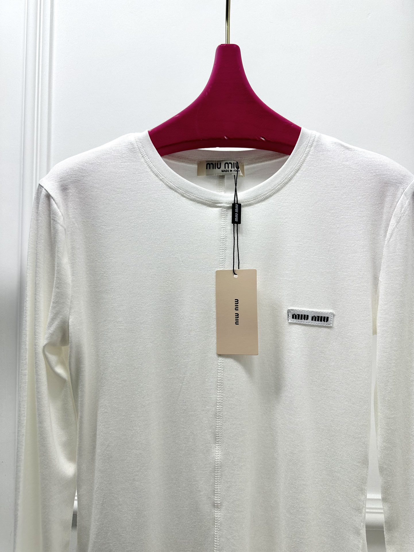 尺码SML，。
Miu贴标长袖打底衫 高弹力 质感亲肤细腻舒适 极具魅力的设计感，经典黑白灰色系充满满满