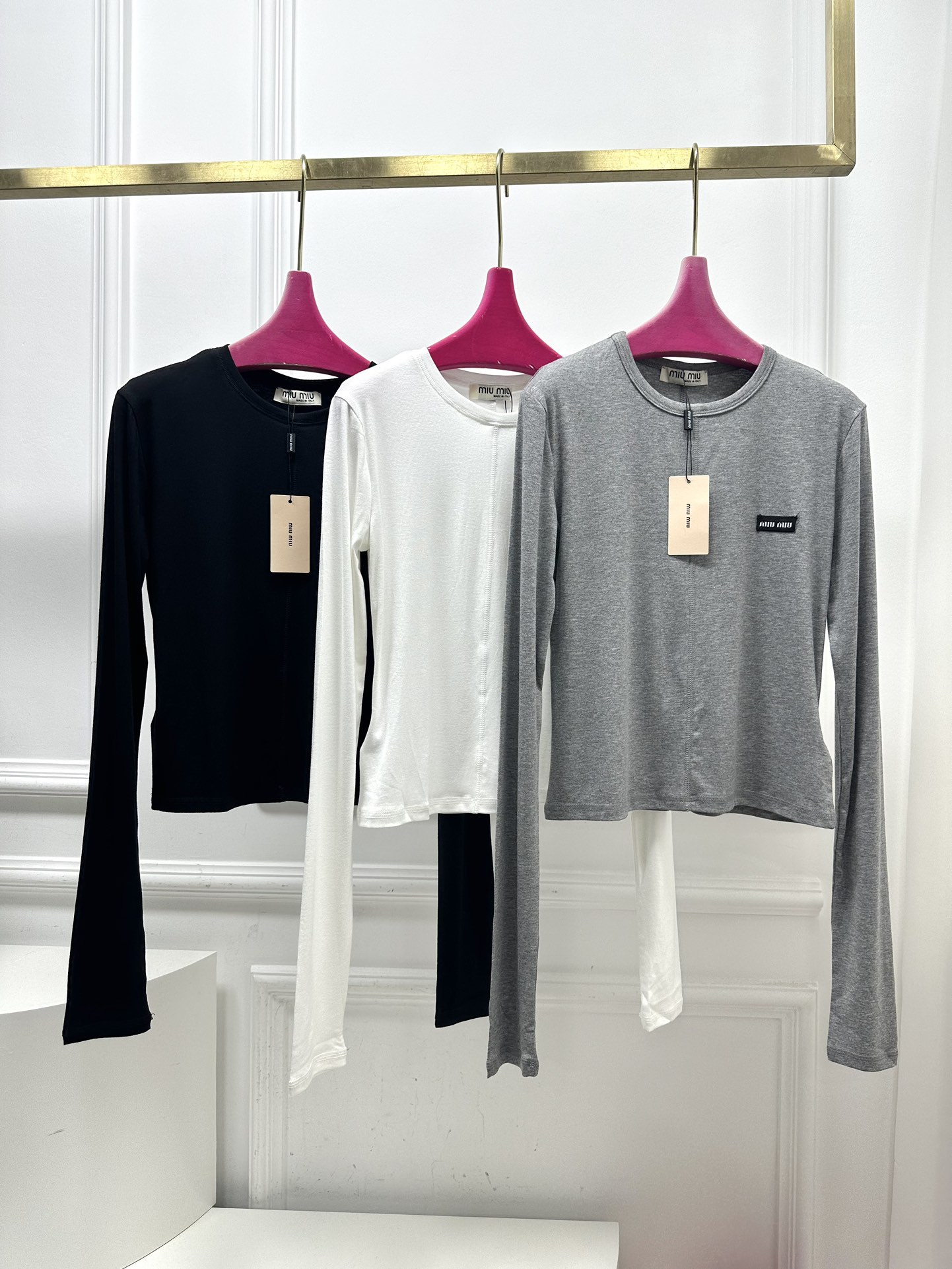 尺码SML，。
Miu贴标长袖打底衫 高弹力 质感亲肤细腻舒适 极具魅力的设计感，经典黑白灰色系充满满满