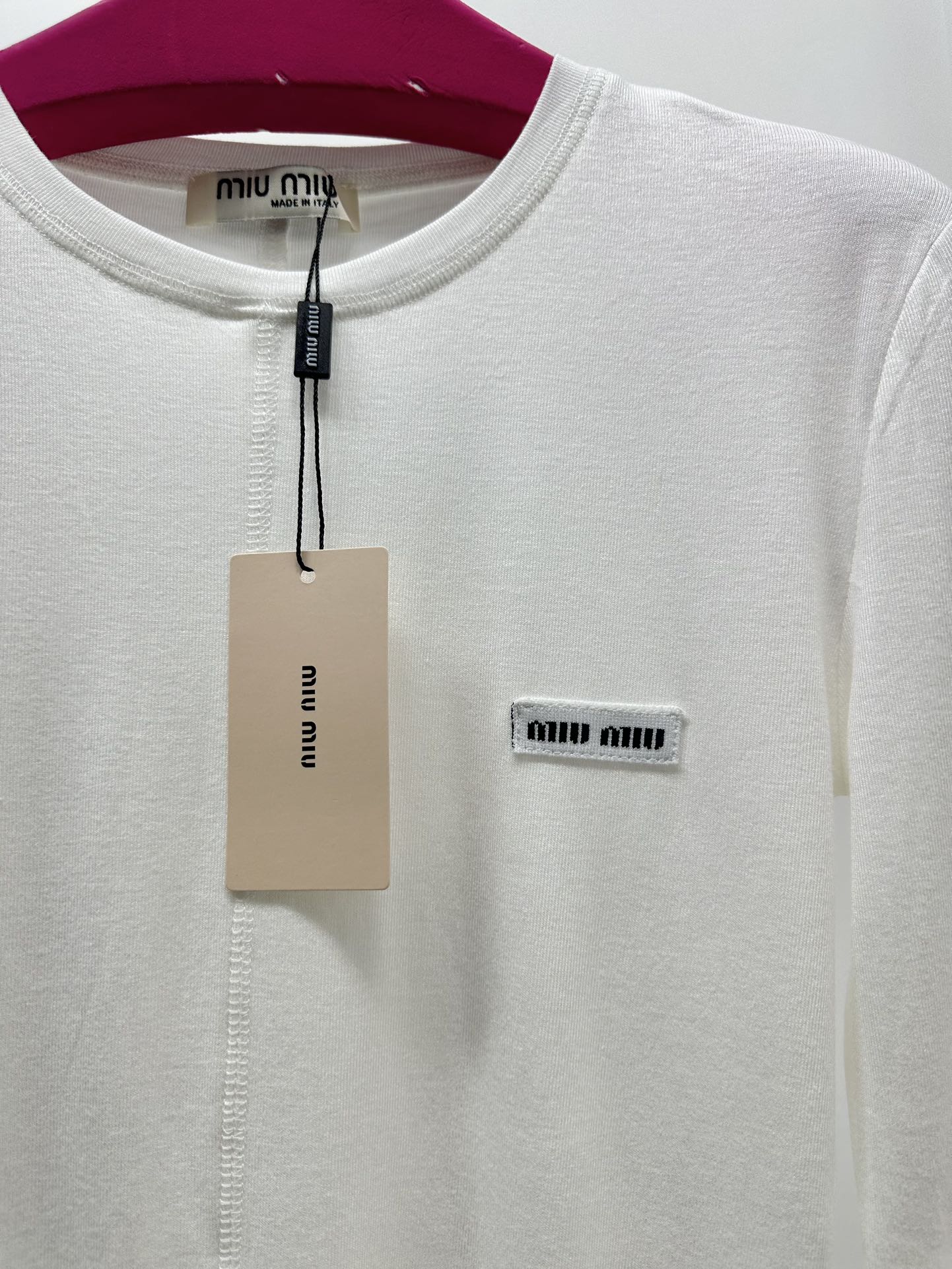 尺码SML，。
Miu贴标长袖打底衫 高弹力 质感亲肤细腻舒适 极具魅力的设计感，经典黑白灰色系充满满满