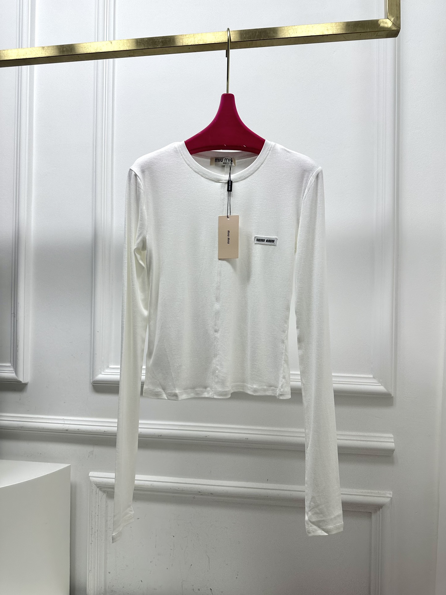 尺码SML，。
Miu贴标长袖打底衫 高弹力 质感亲肤细腻舒适 极具魅力的设计感，经典黑白灰色系充满满满