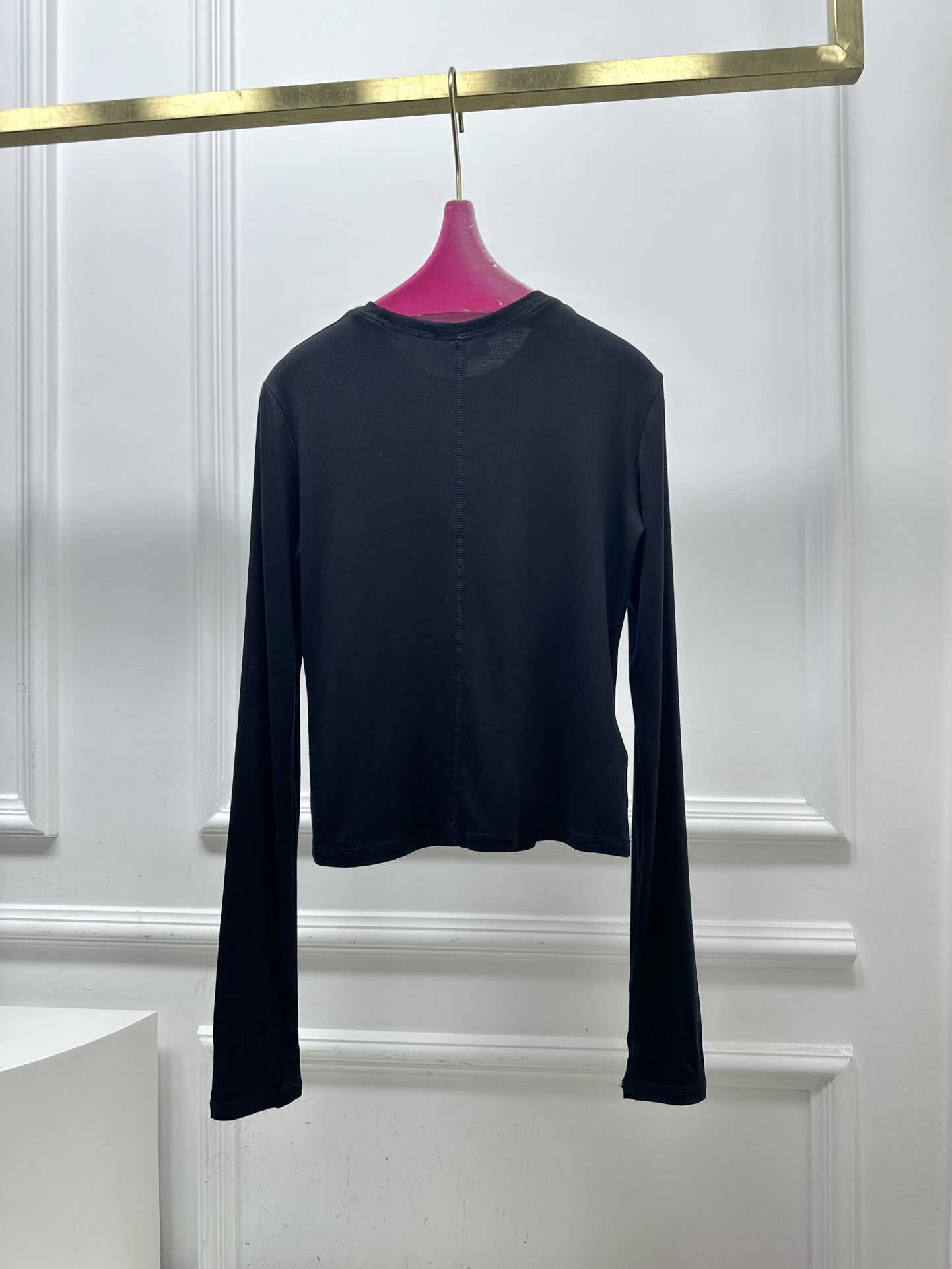 尺码SML，。
Miu贴标长袖打底衫 高弹力 质感亲肤细腻舒适 极具魅力的设计感，经典黑白灰色系充满满满