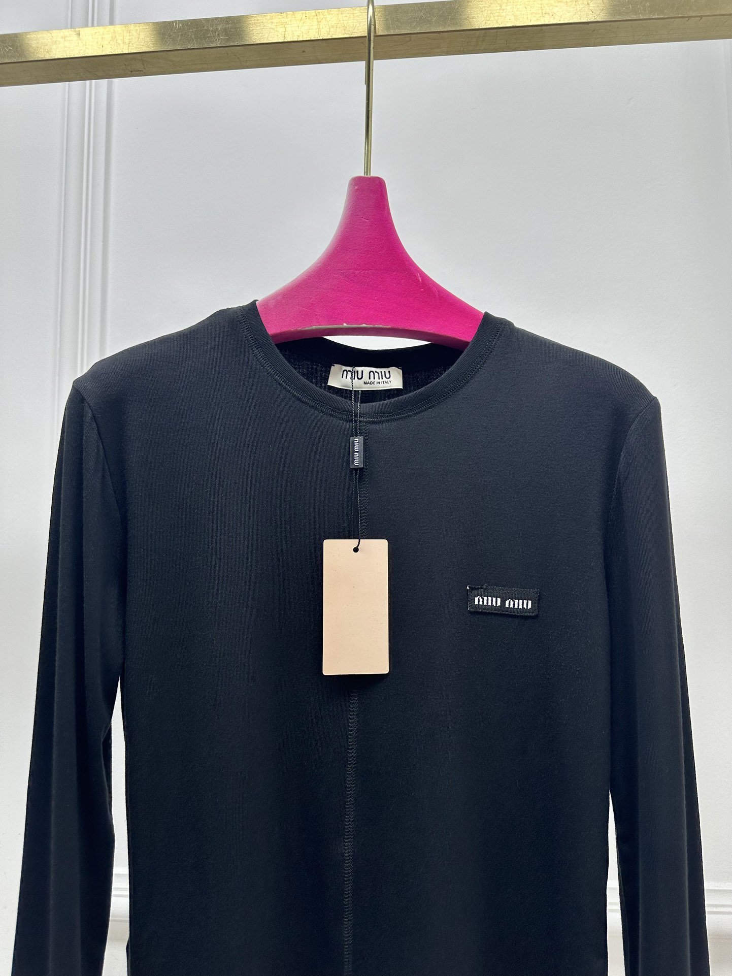 尺码SML，。
Miu贴标长袖打底衫 高弹力 质感亲肤细腻舒适 极具魅力的设计感，经典黑白灰色系充满满满