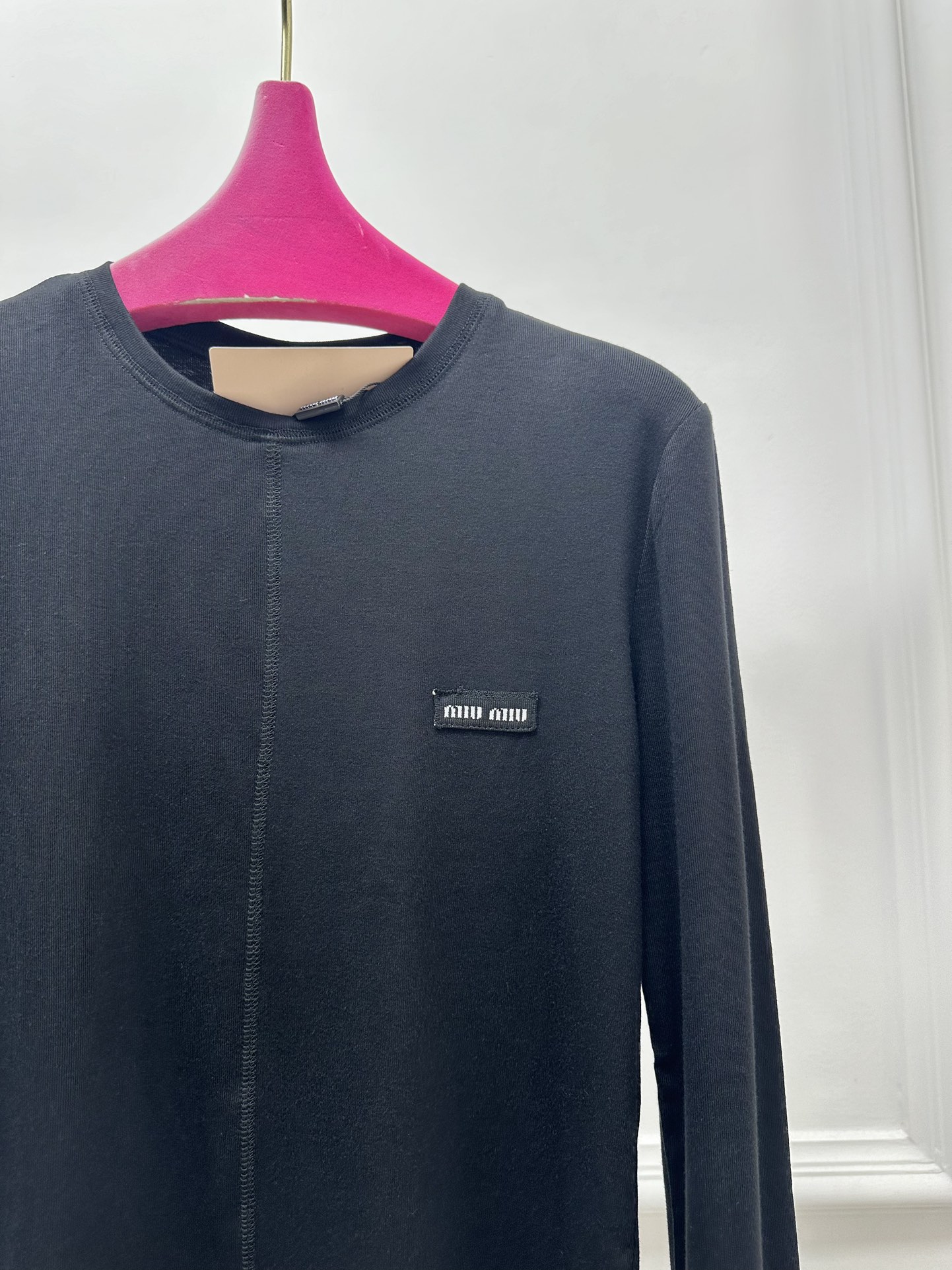 尺码SML，。
Miu贴标长袖打底衫 高弹力 质感亲肤细腻舒适 极具魅力的设计感，经典黑白灰色系充满满满