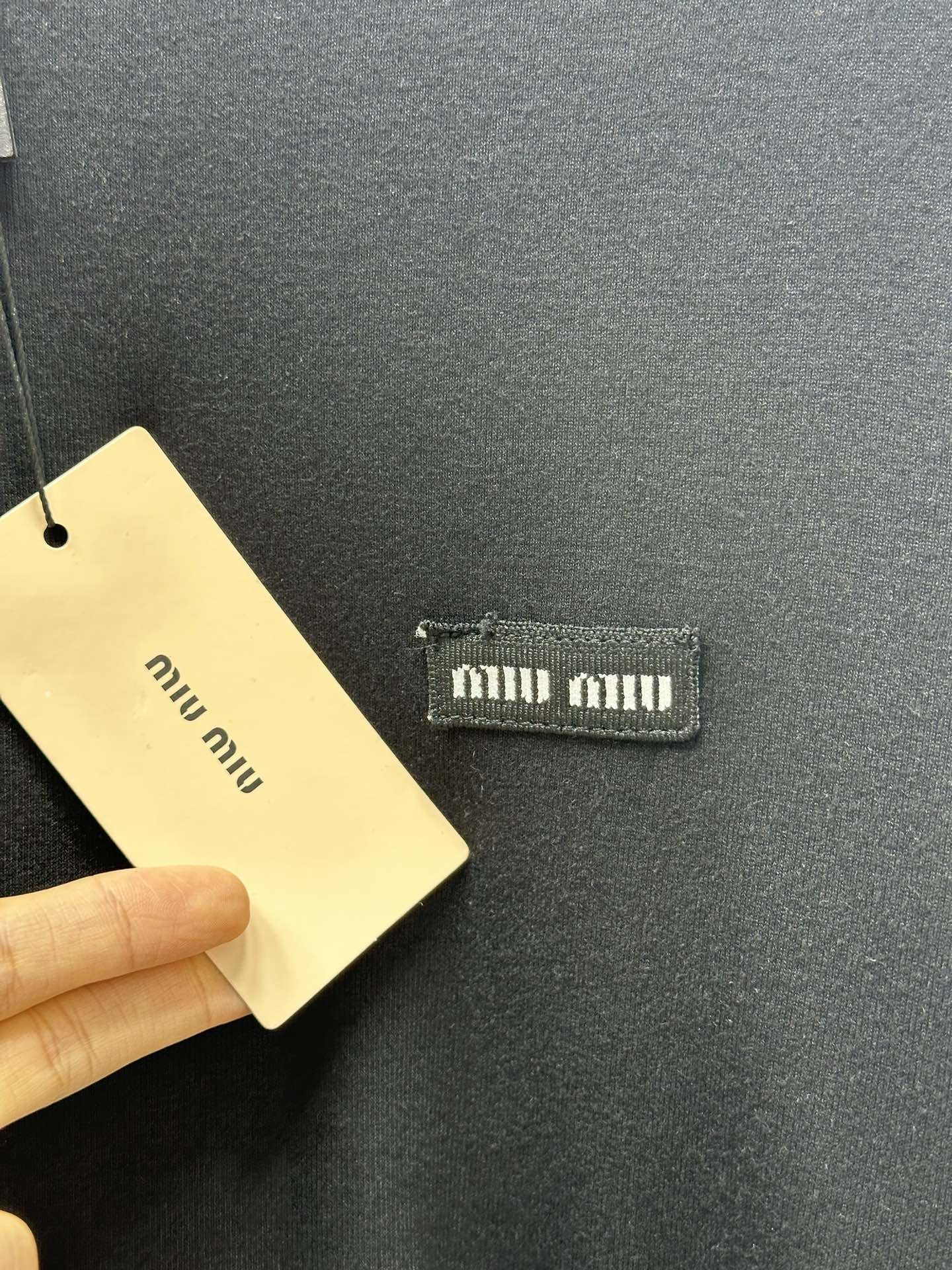 尺码SML，。
Miu贴标长袖打底衫 高弹力 质感亲肤细腻舒适 极具魅力的设计感，经典黑白灰色系充满满满