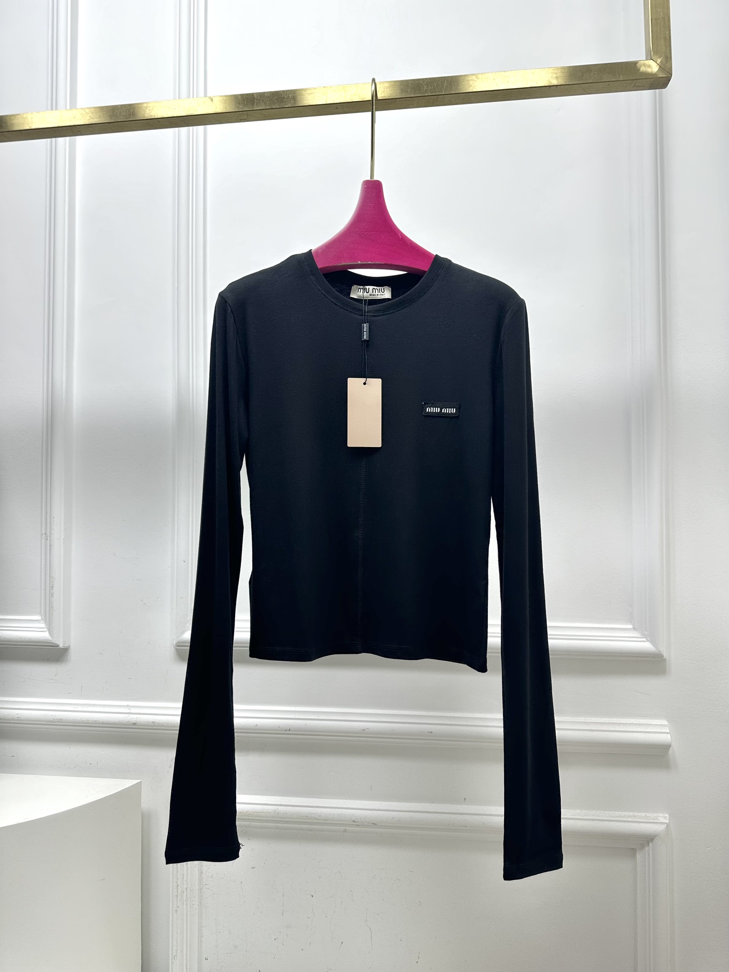 尺码SML，。
Miu贴标长袖打底衫 高弹力 质感亲肤细腻舒适 极具魅力的设计感，经典黑白灰色系充满满满