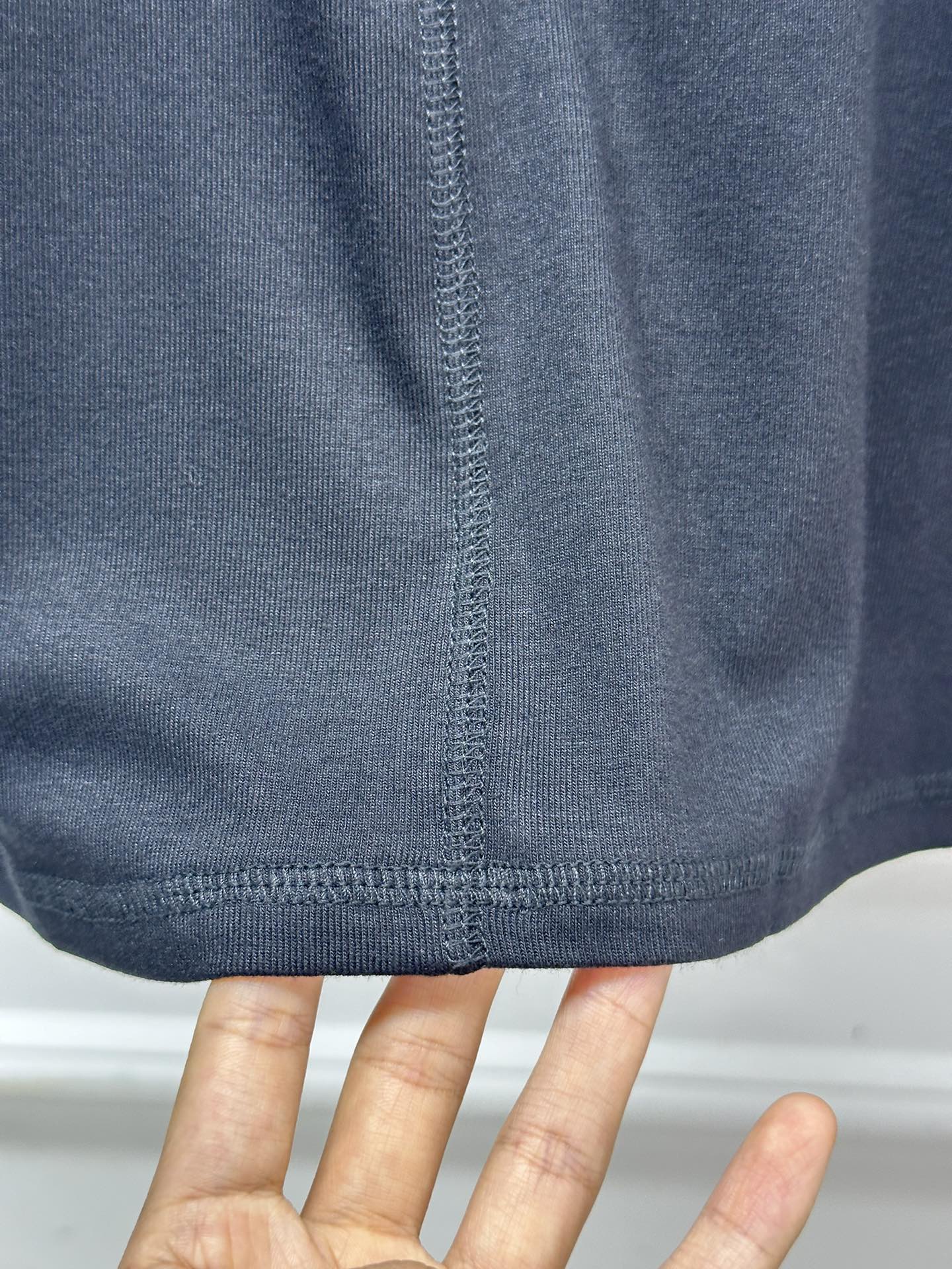 尺码SML，。
Miu贴标长袖打底衫 高弹力 质感亲肤细腻舒适 极具魅力的设计感，经典黑白灰色系充满满满