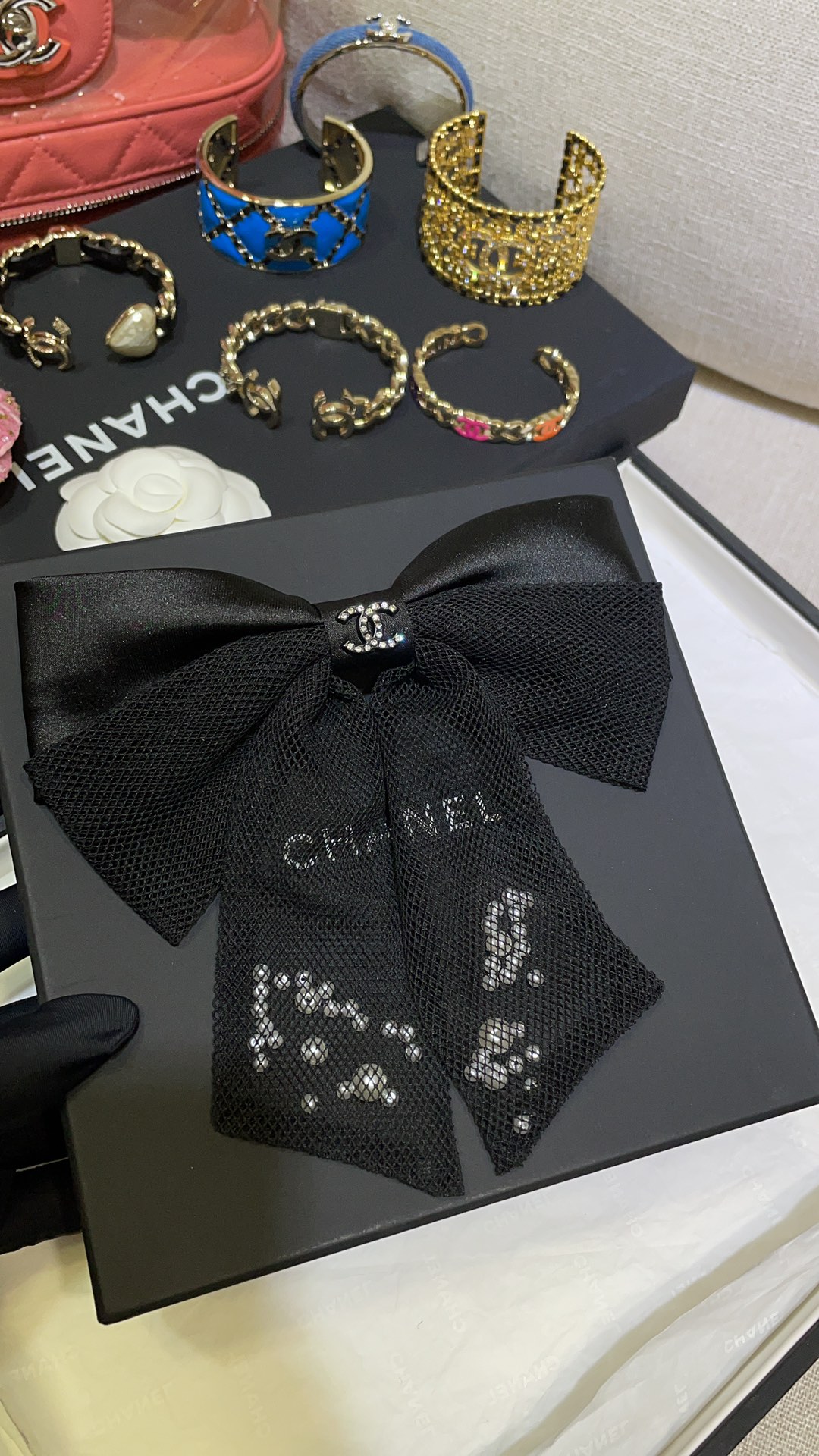 NO:631350,88180 Today's new hairpins New double C pearl black mesh bow hairpins Black gauze extra large bows Interior decoration of large and small pearls Faintly fashionable and elegant A must-have for fair and rich women Wear on the upper body to highlight your noble temperament Buy and earn, hairpins, Cartier high-end jewelry1986090988180今日新品发夹 新款双C珍珠黑色网纱蝴蝶结发夹 黑纱网超大蝴蝶结 内部装饰大小珍珠 若隐若现时髦又优雅 白富美必备 佩戴上身凸显高贵气质 买到赚到,,hairpins,卡迪亚高端饰品,Jewelry