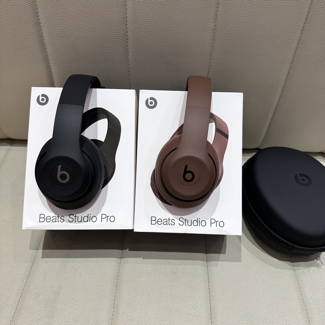 售价:74💰录音室四代🎧beats studio pro wireless 苹果录音师4弹窗版无线/有线蓝牙双模耳机,魔声录音师第四代无线蓝牙耳机弹窗版,连接iPhone,会有Beats studio pro 的弹窗出现哦,专柜品质,赠送usb充电线和3.5mm音频线,既可以有线,也可以无线,音质也是相当的完美,3D立体棉耳机,耳机耳套非常柔软,就是戴一整天耳朵也不会不舒服,真的是非常棒的一款耳机,好不容易才弄到,四色齐发,黑色,藏青色,米白色,咖啡色。喜欢的赶紧哦,因为我也不知道后面还能不能再有啦,喜欢的赶紧下单哦。里面有说明书哦,不会使用的可以按照说明书操作哦。....