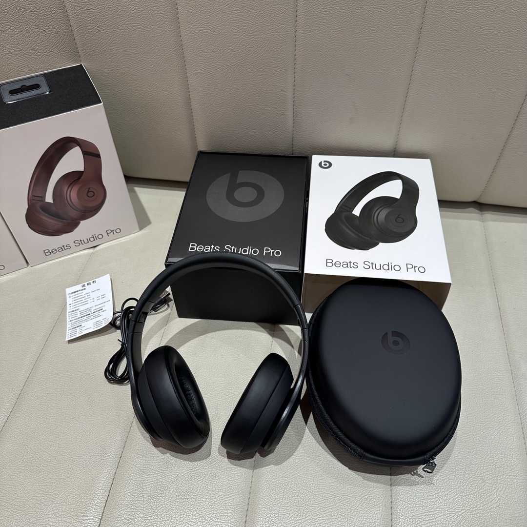 售价:74💰录音室四代🎧beats studio pro wireless 苹果录音师4弹窗版无线/有线蓝牙双模耳机,魔声录音师第四代无线蓝牙耳机弹窗版,连接iPhone,会有Beats studio pro 的弹窗出现哦,专柜品质,赠送usb充电线和3.5mm音频线,既可以有线,也可以无线,音质也是相当的完美,3D立体棉耳机,耳机耳套非常柔软,就是戴一整天耳朵也不会不舒服,真的是非常棒的一款耳机,好不容易才弄到,四色齐发,黑色,藏青色,米白色,咖啡色。喜欢的赶紧哦,因为我也不知道后面还能不能再有啦,喜欢的赶紧下单哦。里面有说明书哦,不会使用的可以按照说明书操作哦。....