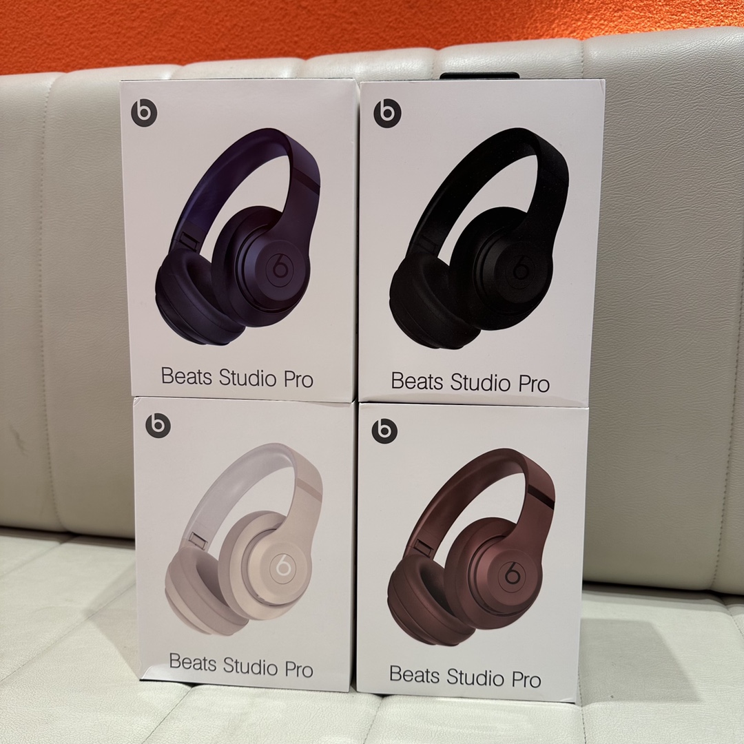 售价:74💰录音室四代🎧beats studio pro wireless 苹果录音师4弹窗版无线/有线蓝牙双模耳机,魔声录音师第四代无线蓝牙耳机弹窗版,连接iPhone,会有Beats studio pro 的弹窗出现哦,专柜品质,赠送usb充电线和3.5mm音频线,既可以有线,也可以无线,音质也是相当的完美,3D立体棉耳机,耳机耳套非常柔软,就是戴一整天耳朵也不会不舒服,真的是非常棒的一款耳机,好不容易才弄到,四色齐发,黑色,藏青色,米白色,咖啡色。喜欢的赶紧哦,因为我也不知道后面还能不能再有啦,喜欢的赶紧下单哦。里面有说明书哦,不会使用的可以按照说明书操作哦。....