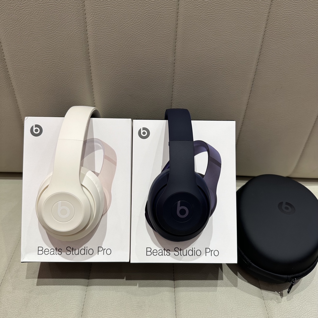 售价:74💰录音室四代🎧beats studio pro wireless 苹果录音师4弹窗版无线/有线蓝牙双模耳机,魔声录音师第四代无线蓝牙耳机弹窗版,连接iPhone,会有Beats studio pro 的弹窗出现哦,专柜品质,赠送usb充电线和3.5mm音频线,既可以有线,也可以无线,音质也是相当的完美,3D立体棉耳机,耳机耳套非常柔软,就是戴一整天耳朵也不会不舒服,真的是非常棒的一款耳机,好不容易才弄到,四色齐发,黑色,藏青色,米白色,咖啡色。喜欢的赶紧哦,因为我也不知道后面还能不能再有啦,喜欢的赶紧下单哦。里面有说明书哦,不会使用的可以按照说明书操作哦。....