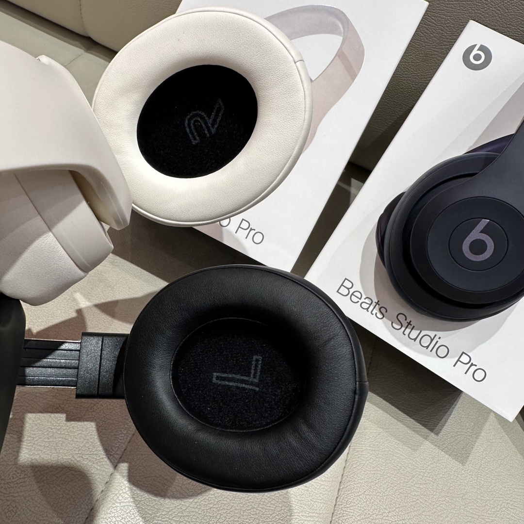 售价:74💰录音室四代🎧beats studio pro wireless 苹果录音师4弹窗版无线/有线蓝牙双模耳机,魔声录音师第四代无线蓝牙耳机弹窗版,连接iPhone,会有Beats studio pro 的弹窗出现哦,专柜品质,赠送usb充电线和3.5mm音频线,既可以有线,也可以无线,音质也是相当的完美,3D立体棉耳机,耳机耳套非常柔软,就是戴一整天耳朵也不会不舒服,真的是非常棒的一款耳机,好不容易才弄到,四色齐发,黑色,藏青色,米白色,咖啡色。喜欢的赶紧哦,因为我也不知道后面还能不能再有啦,喜欢的赶紧下单哦。里面有说明书哦,不会使用的可以按照说明书操作哦。....